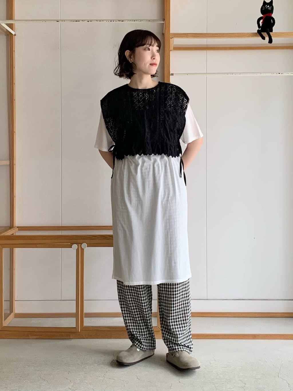 小屋の扉に可愛い小さなブルーグレーペイントドア（扉