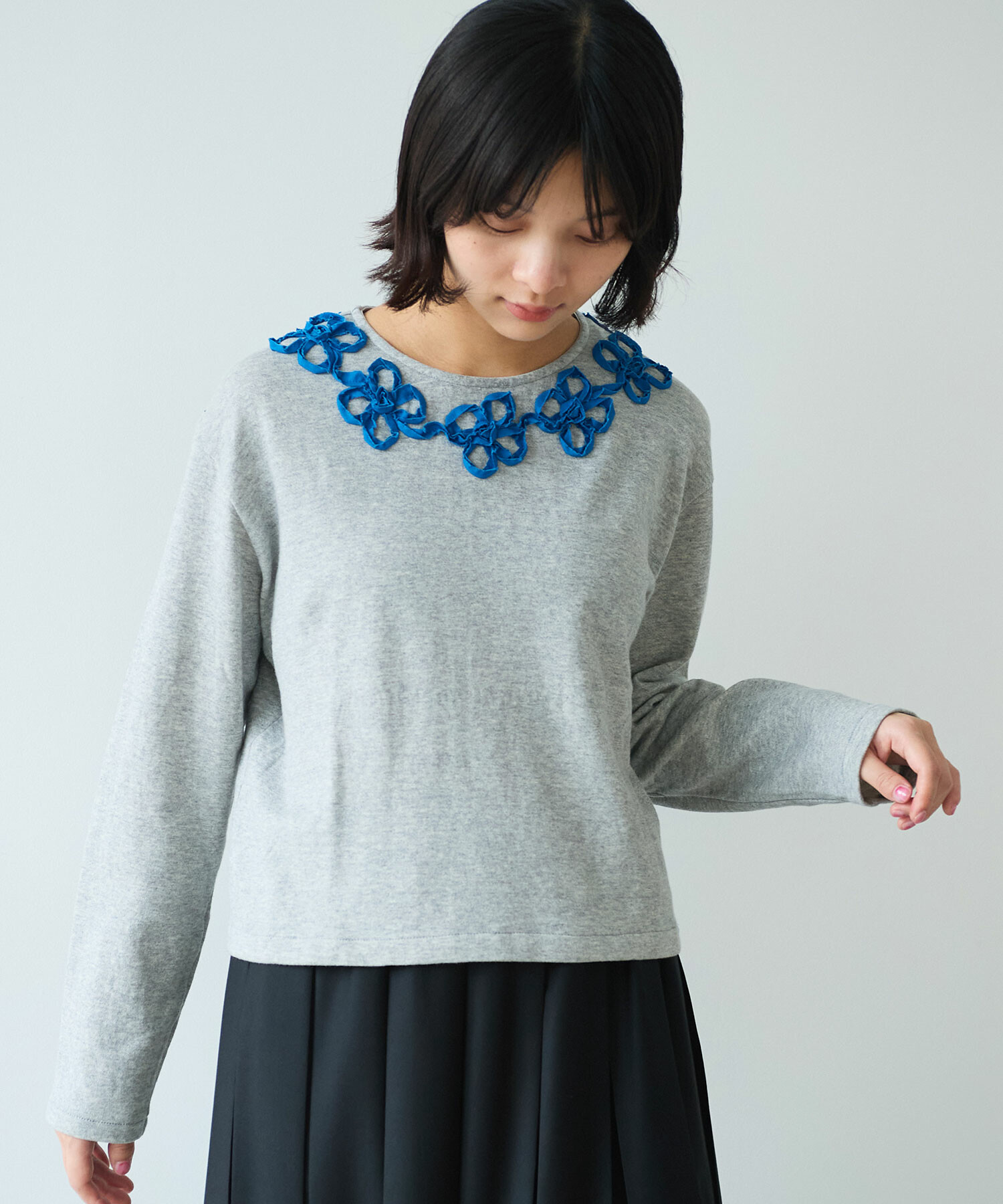 オリジナル　刺しゅう AMBIDEX Store 〇 くるくるはなテープ刺繍 プルオーバー(F クロ