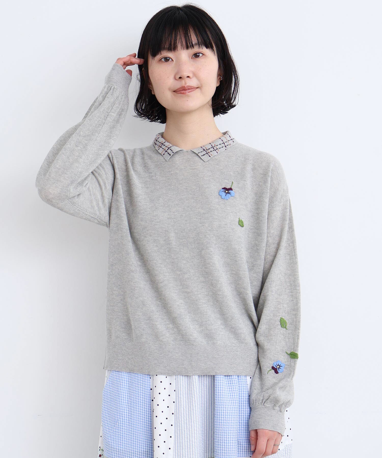 AMBIDEX Store パンジーのお花 ハンド刺繍 襟付きニット(F グレー): l