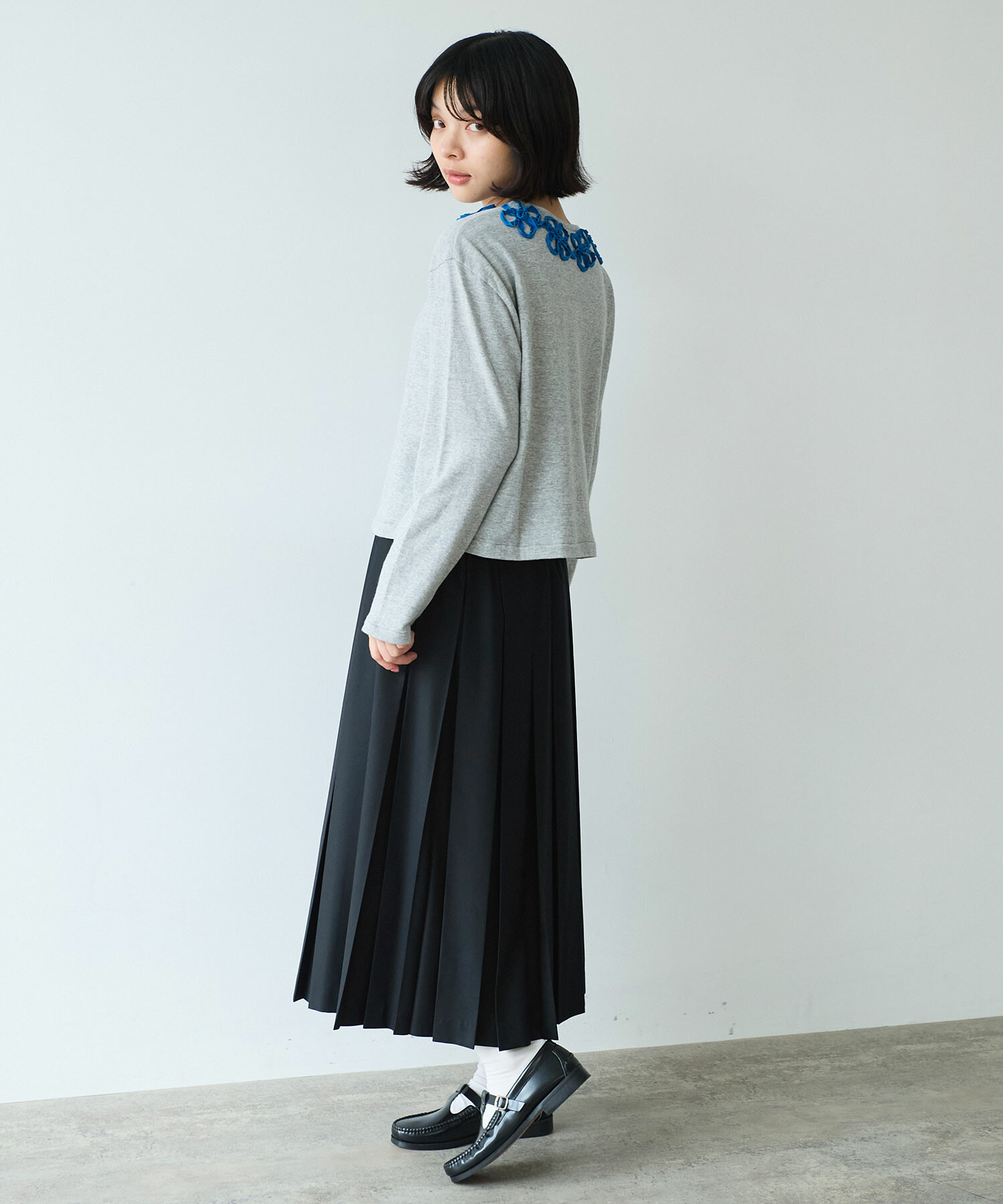 AMBIDEX Store 〇 くるくるはなテープ刺繍 プルオーバー(F クロ