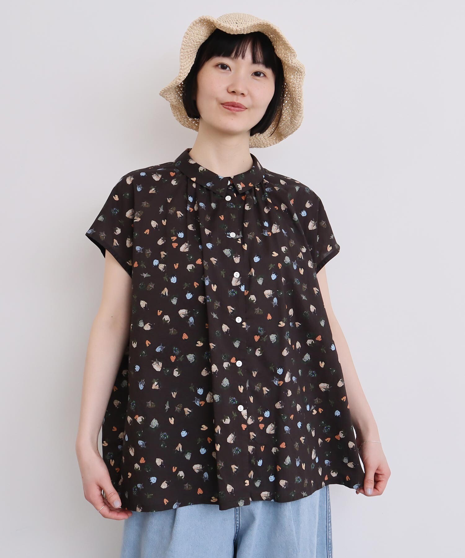 AMBIDEX Store 〇ちぎりいちごプリント フレンチブラウス(F クロ AMBIDEX Store 〇ちぎりいちごプリント フレンチブラウス(F クロ