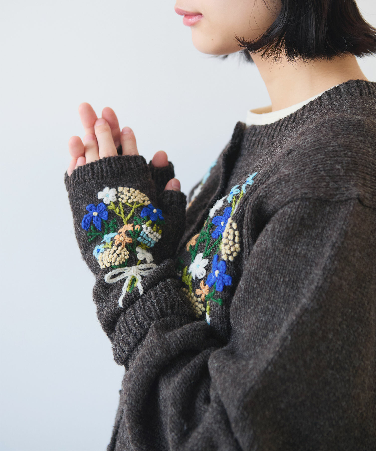 AMBIDEX Store 〇 ペルーハンドニット ブーケ刺繍 グローブ(F シロ