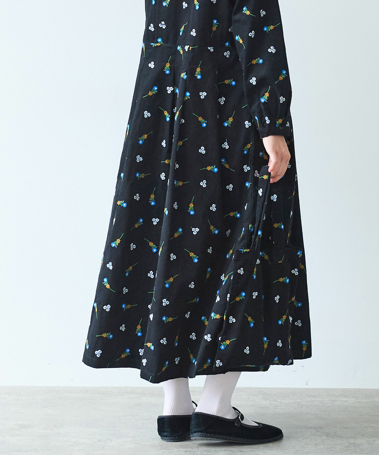 Hina工房様 AMBIDEX Store ○ シュウメイギク 刺繍 ワンピース(F クロ): bulle de