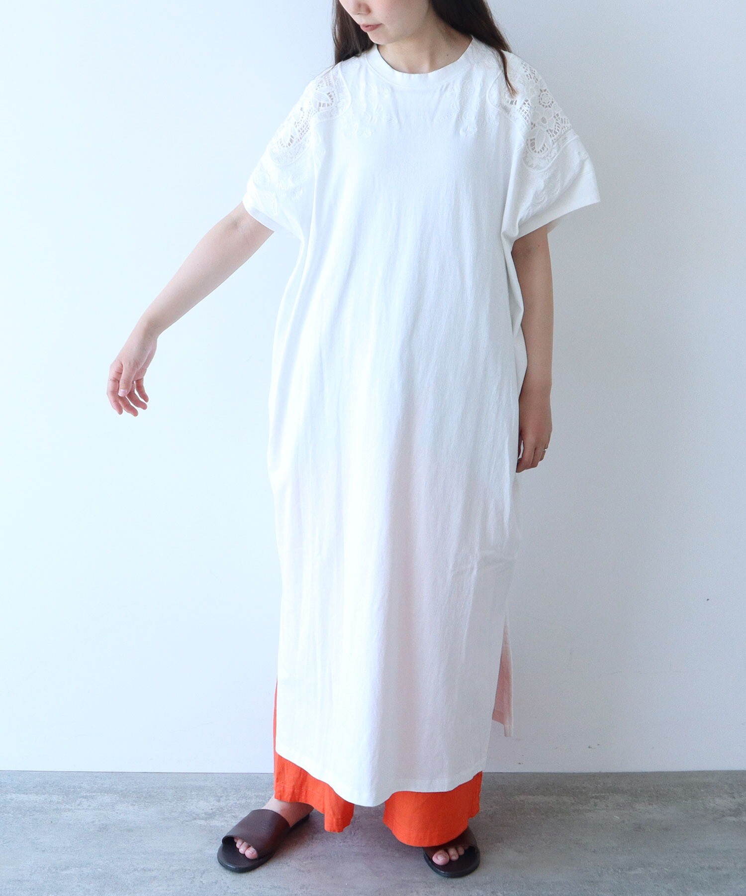 美品。homspunワンピースドロップショルダー　タイプライターコットン セール】 ハイブリッドタイプライター ギャザーネックワンピース