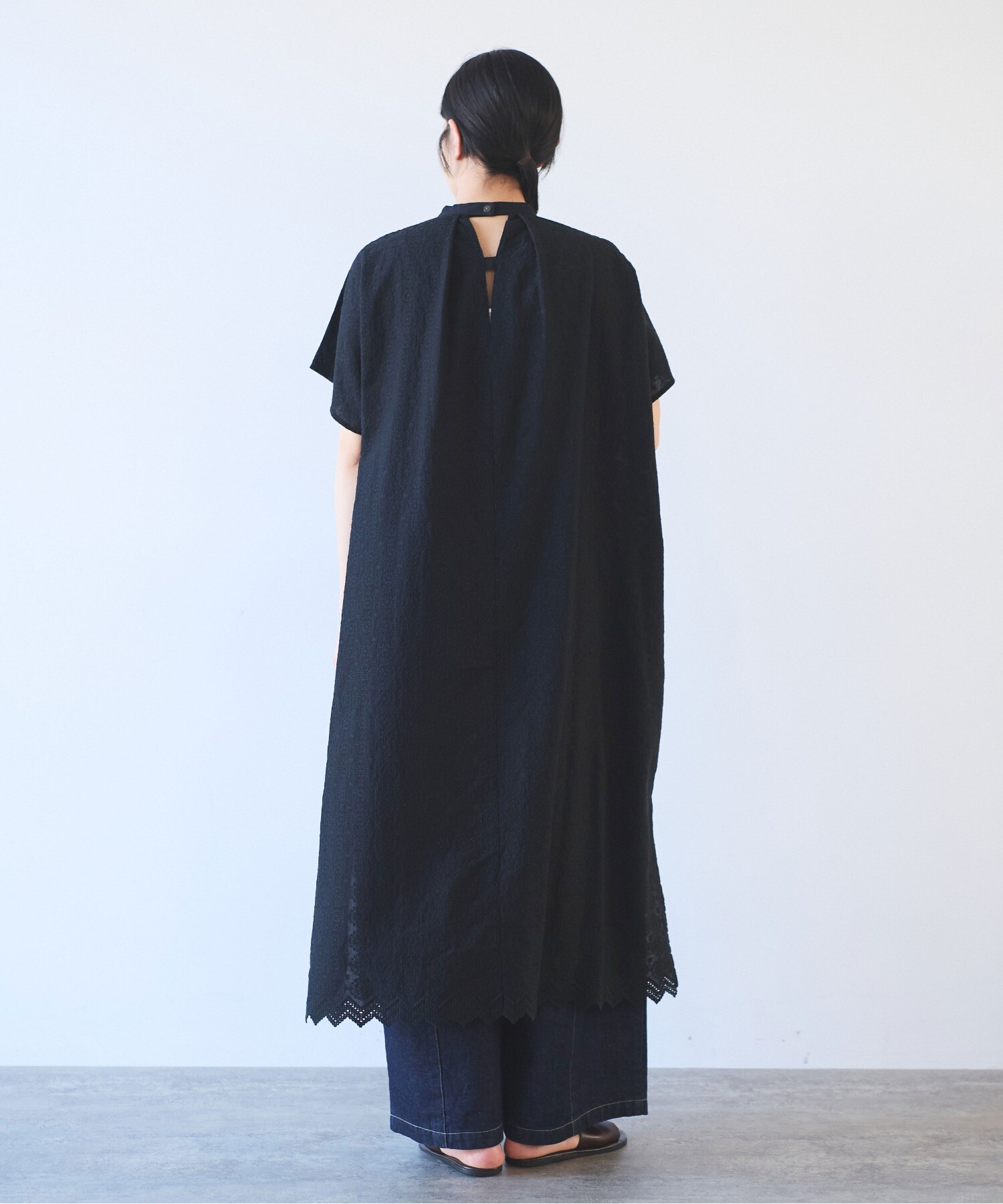 AMBIDEX Store ○単色 スカラップ 刺繍 バック オープン シャツ AMBIDEX Store ○単色 スカラップ 刺繍 バック オープン シャツ