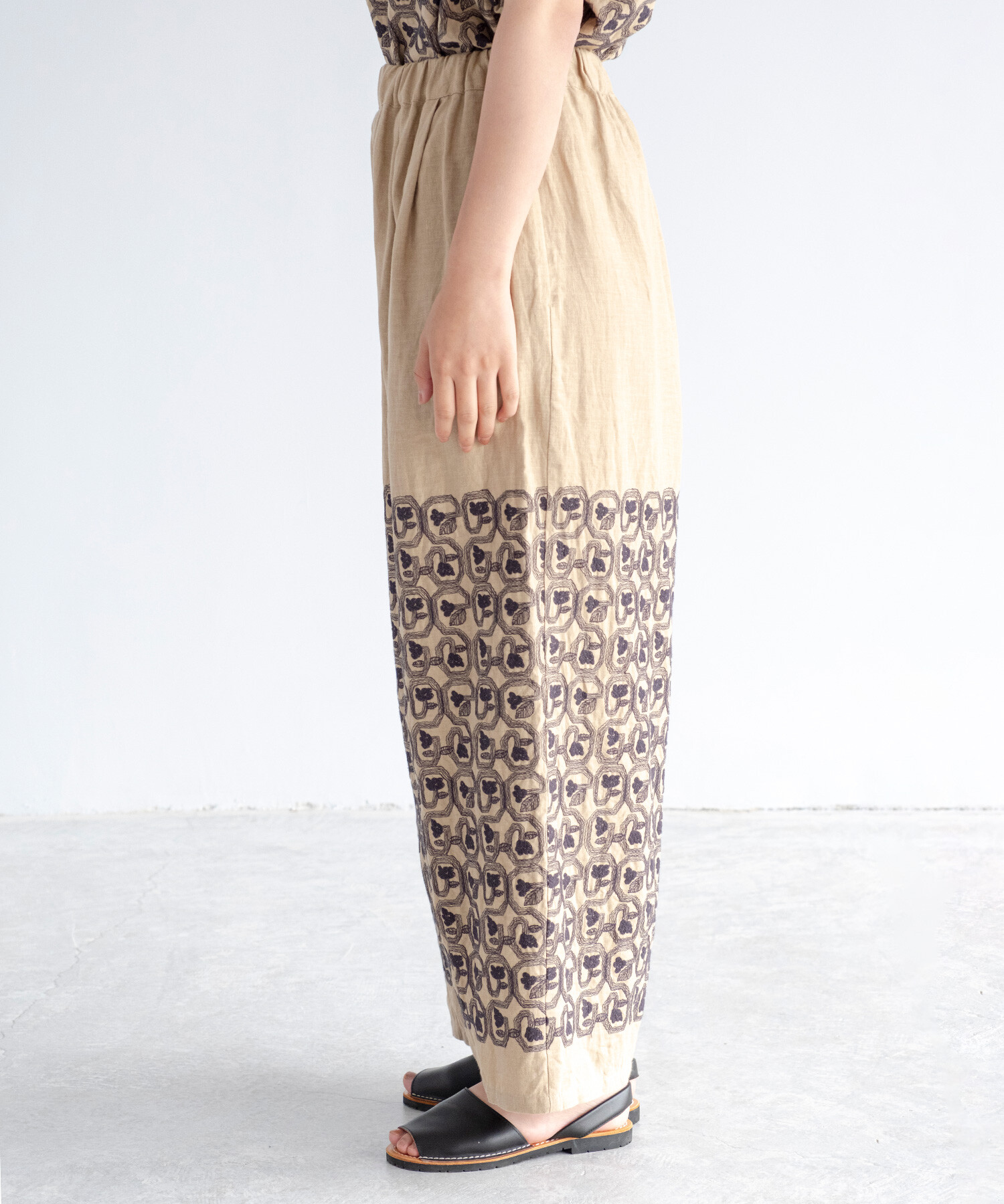 CiC　UR　02-019　春の宴 AMBIDEX Store 【予約販売】〇turn flower embroidery カーブパンツ(F