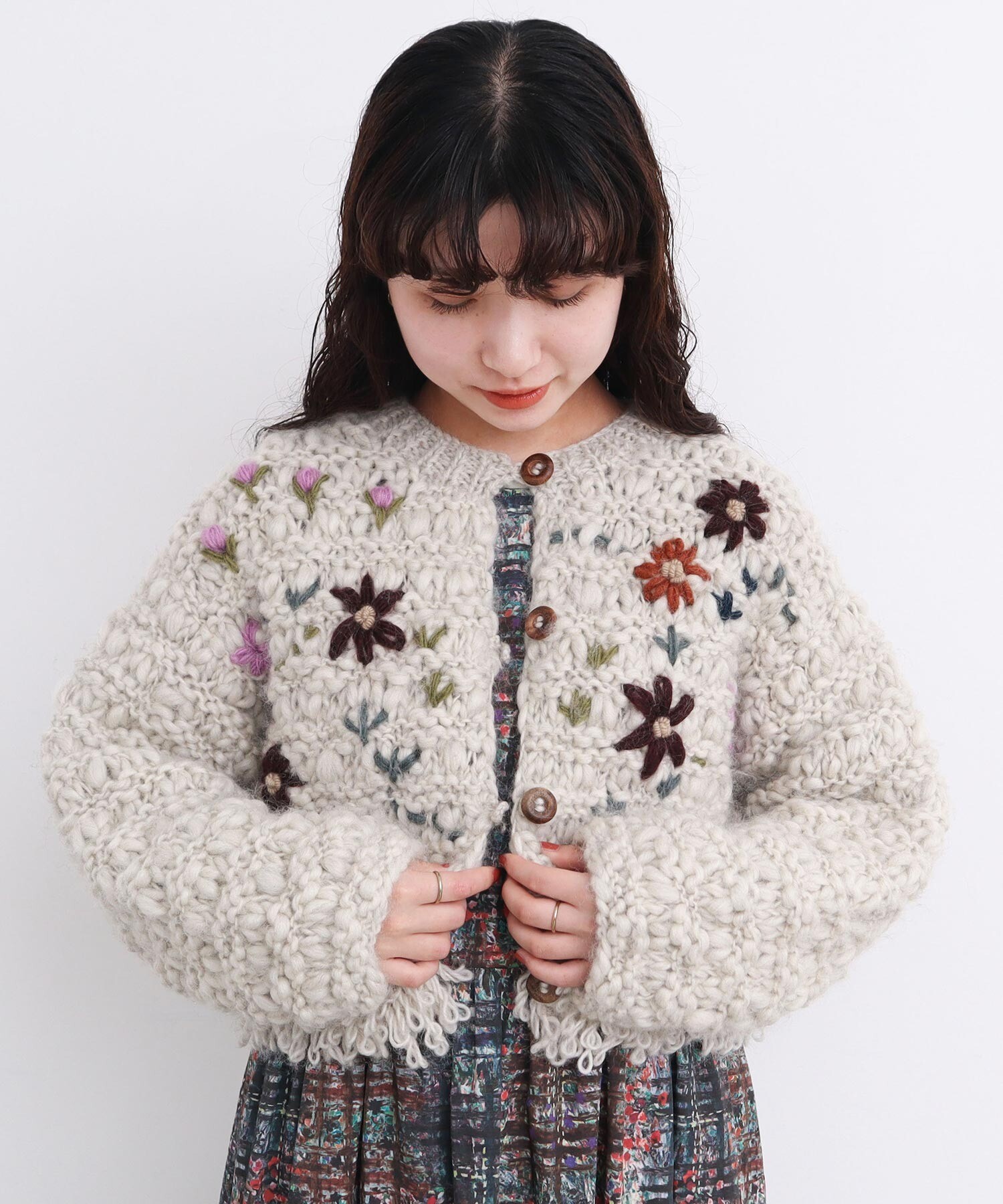 アトリエドゥサボン　ネパールハンドニット　カーディガン　グレー　花柄　刺繍　F l'atelier du savon（アトリエドゥサボン） カーディガン 花の咲く