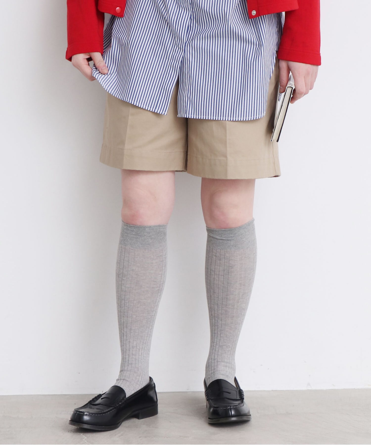 グレー