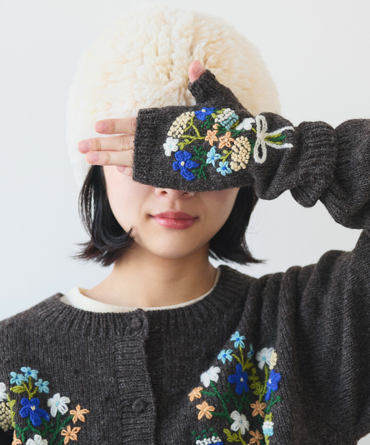 AMBIDEX Store 〇 ペルーハンドニット ブーケ刺繍 グローブ(F シロ