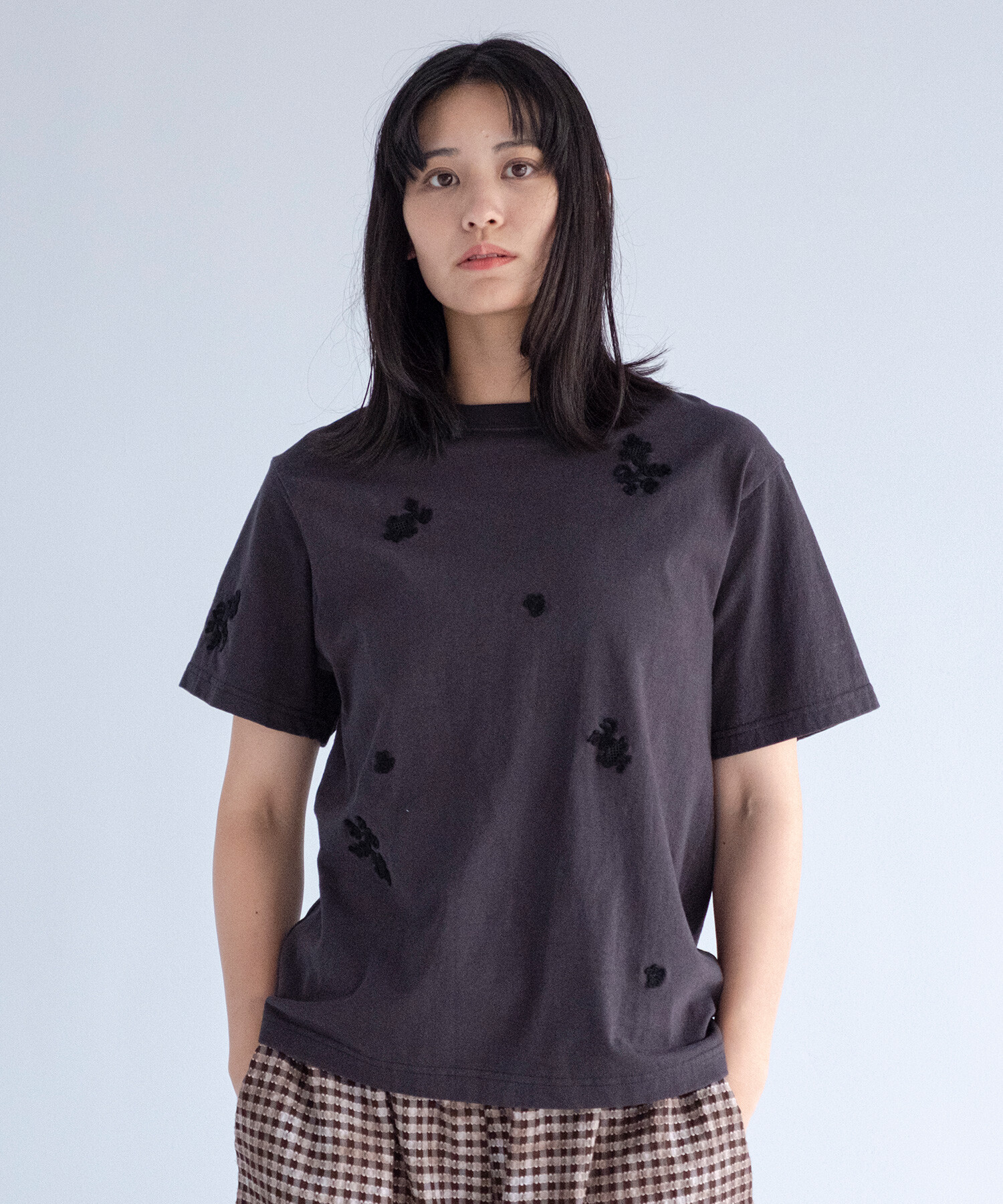 チャコールグレー