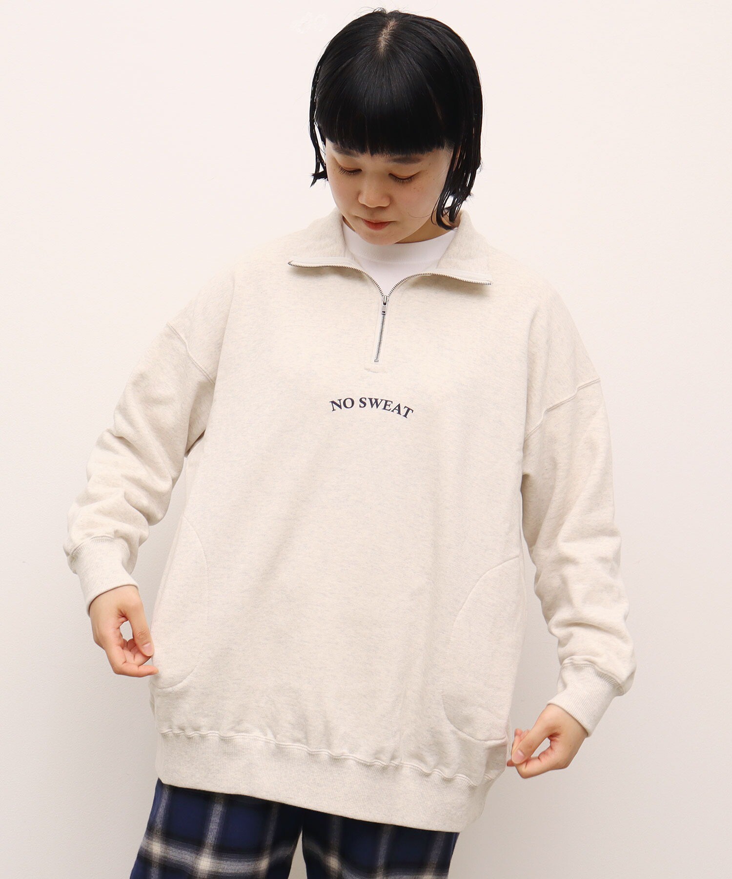 グレー