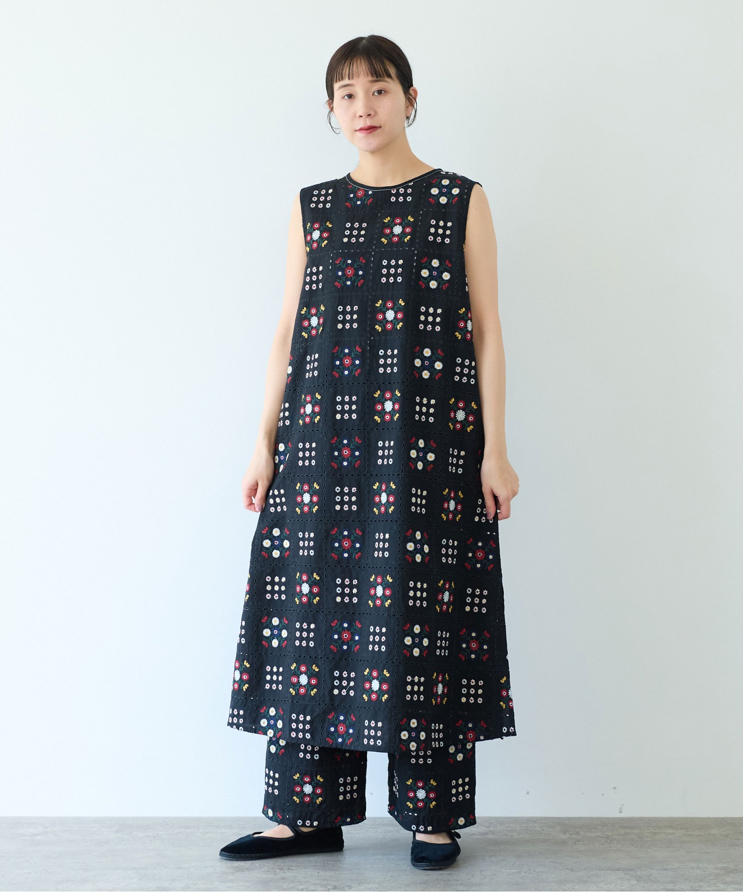 新品横振り刺繍シルクスリーブドロップショルダーワンピース半袖膝丈ホワイトブラック 横振り刺繡 ＞シルクオーガンジースリーブワンピース ブラック