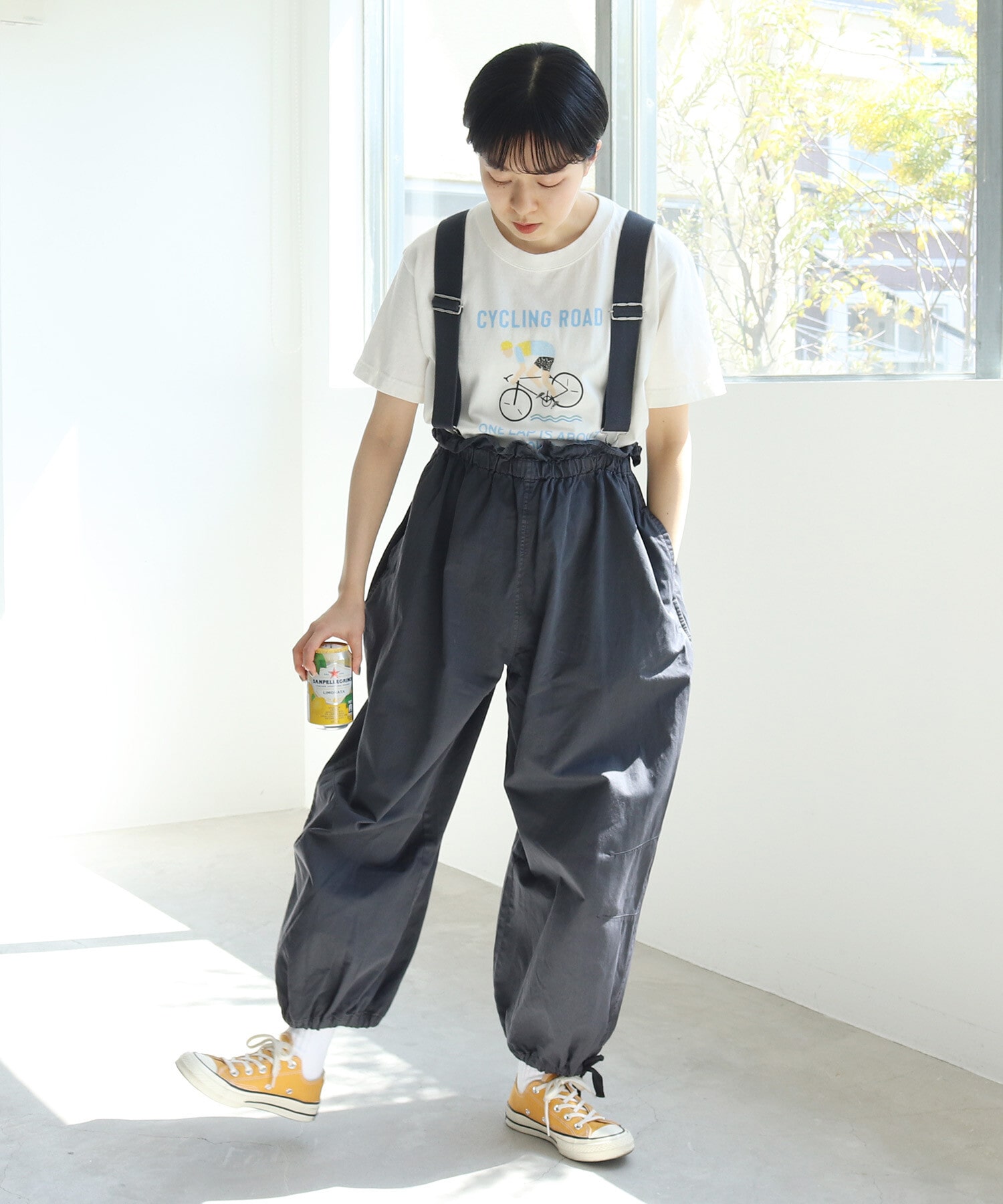 チャコールグレー