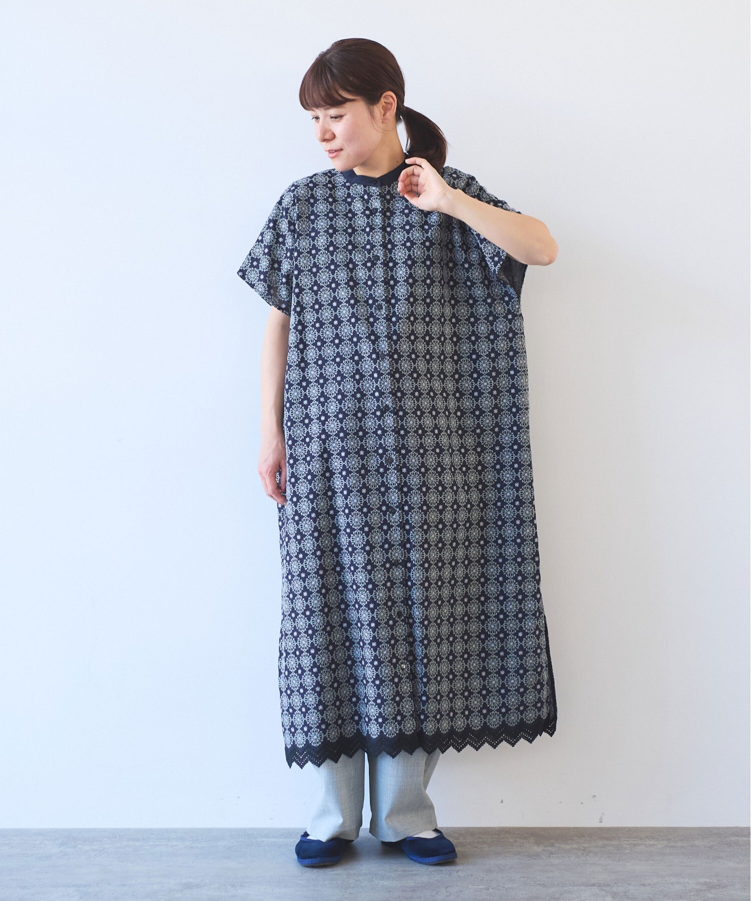 AMBIDEX Store ○単色 スカラップ 刺繍 バック オープン シャツ AMBIDEX Store ○単色 スカラップ 刺繍 バック オープン シャツ