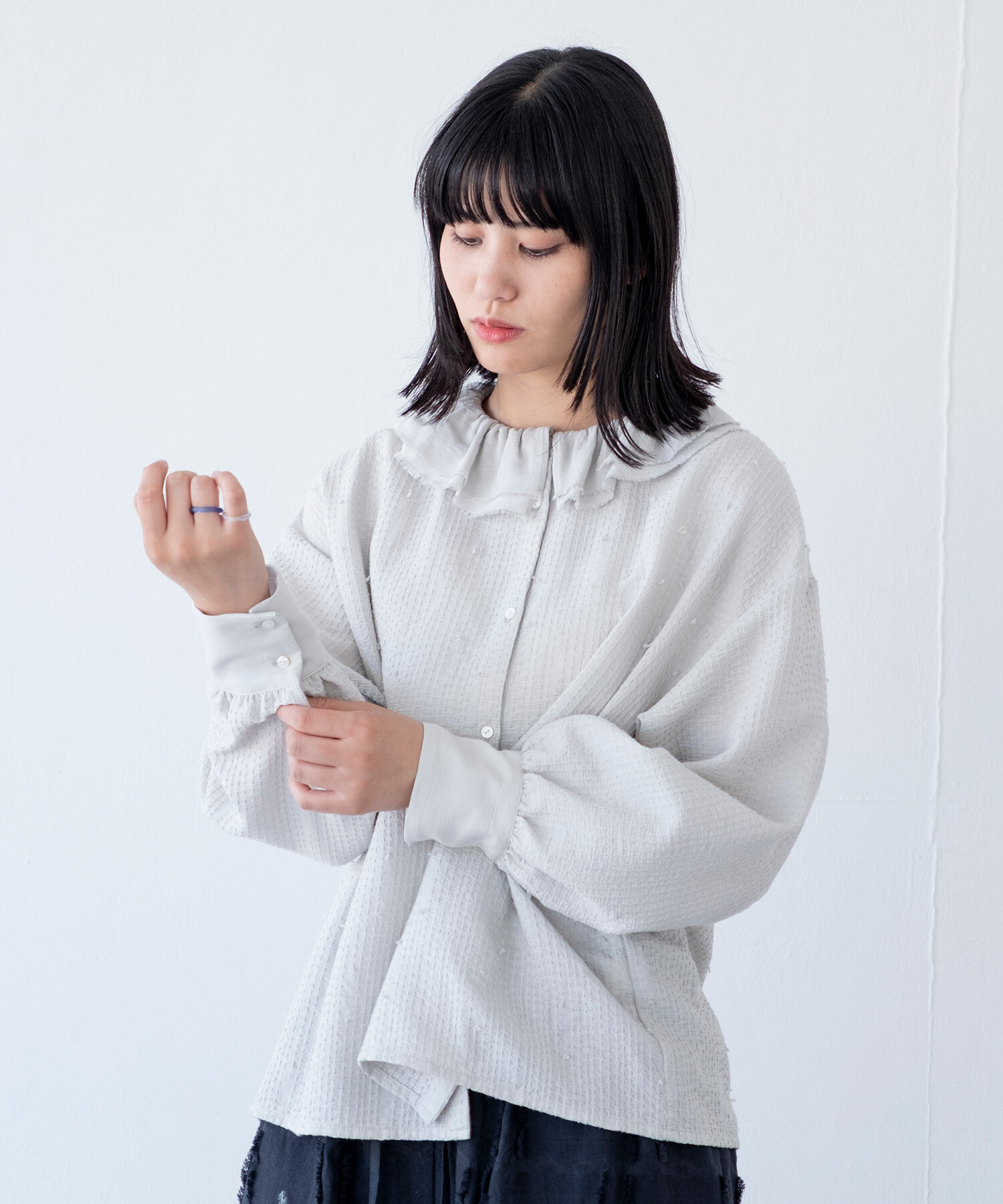 【本日限定‼️最安値❣️】カネコイサオ 裾ピンタックフリル ブラウス◆ブラック AMBIDEX Store 【予約販売】〇sashiko jacquard フリルカラー
