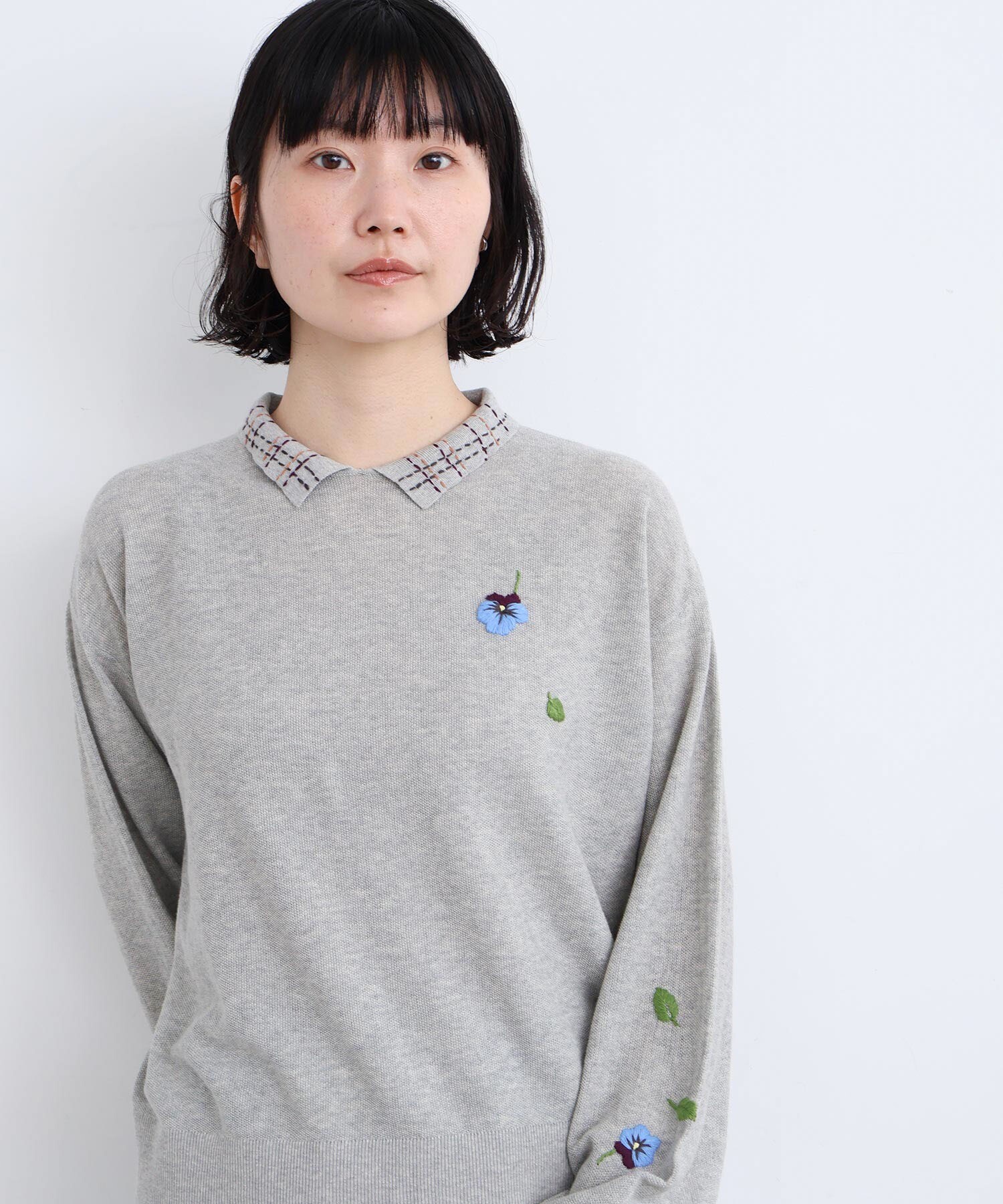 AMBIDEX Store パンジーのお花 ハンド刺繍 襟付きニット(F グレー): l