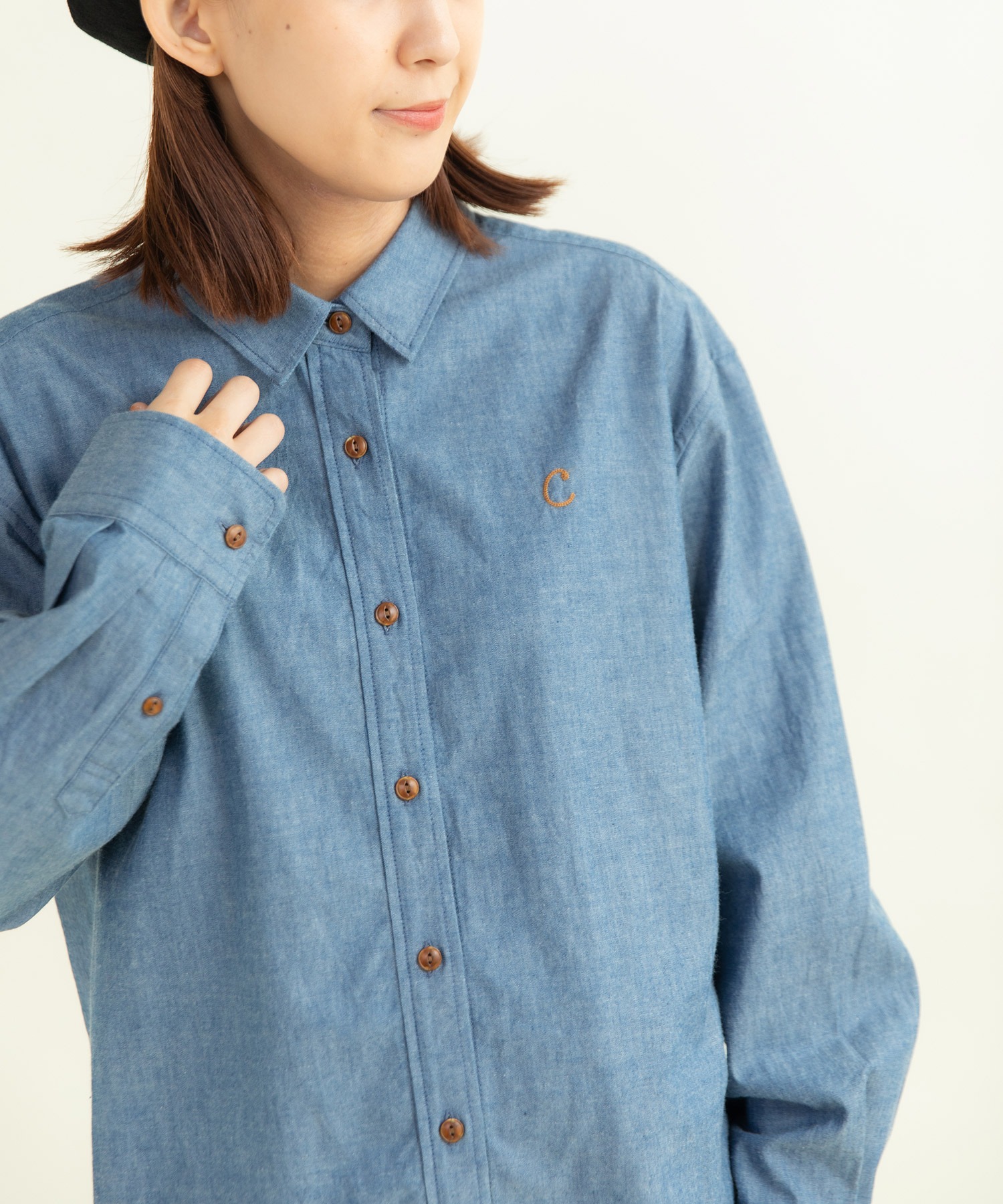 インディゴシャンブレー チェーン風刺繍シャツ