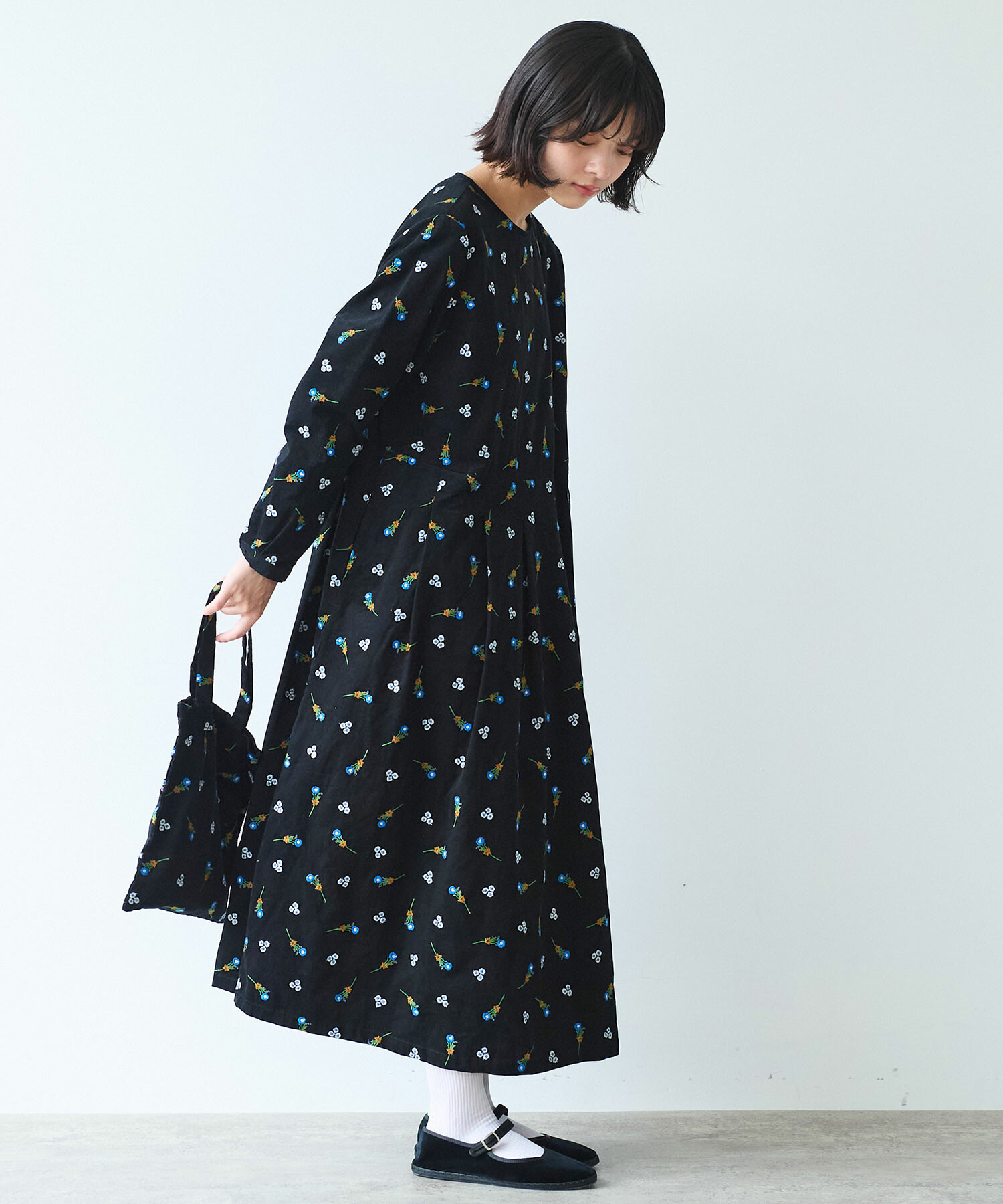 まつだとしこ　ワンピース　刺繍 AMBIDEX Store ○ シュウメイギク 刺繍 ワンピース(F クロ