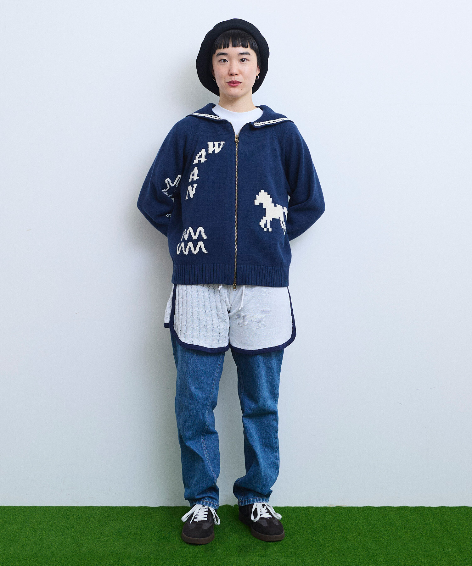 ネイビー リブ編み セーター ポケット付き、袖ワッペン ネイビー リブ編み セーター ポケット付き、袖ワッペン ネイビー リブ