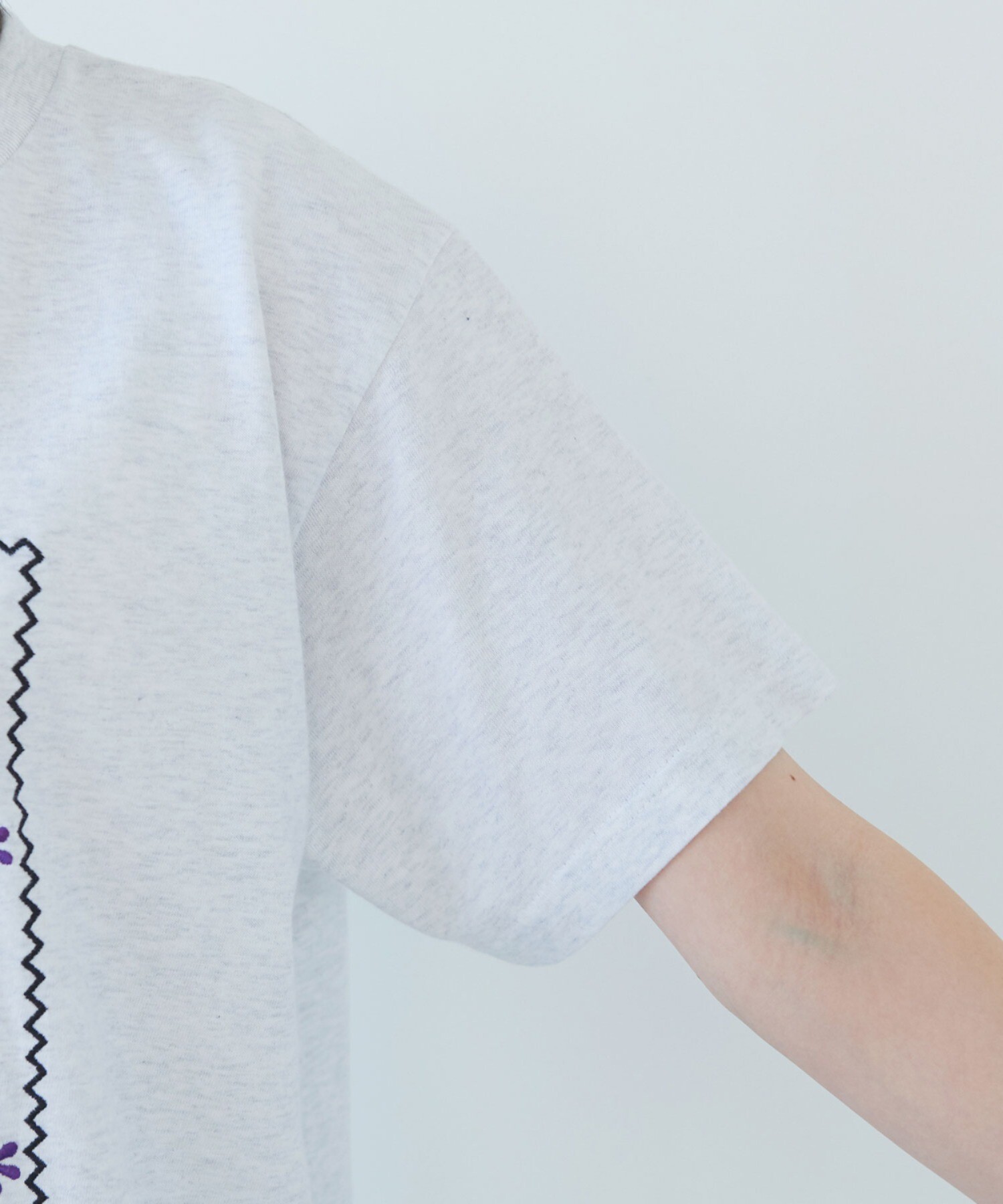 AMBIDEX Store ○souvenir embroidery Tシャツ(F シロ): yuni