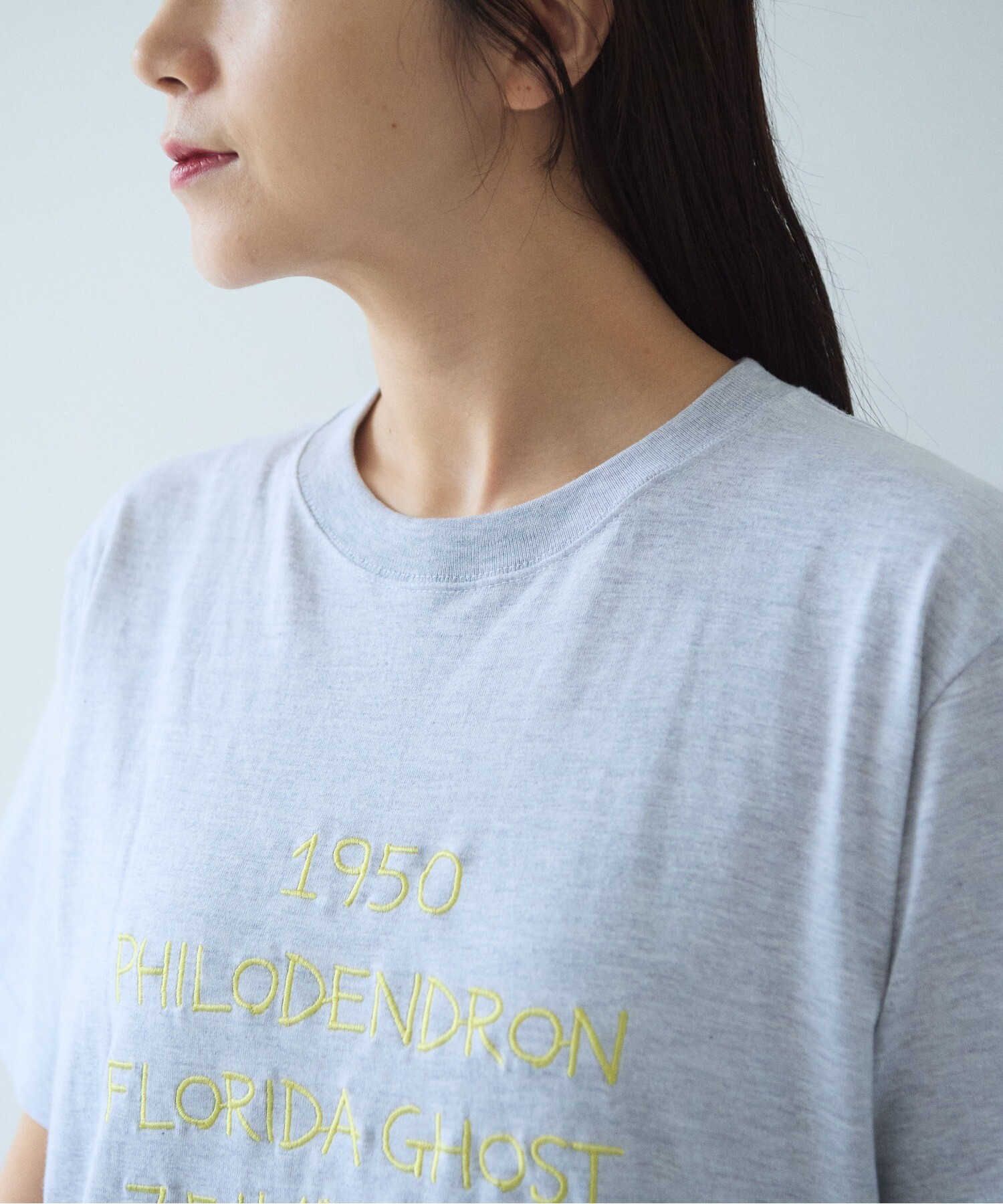 AMBIDEX Store PHILODENDRON embroidely Tシャツ(F シロ): yuni