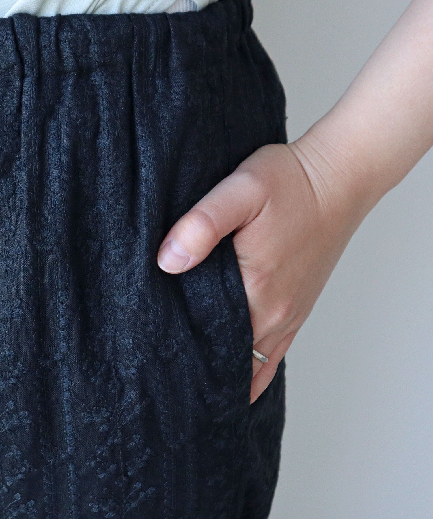 AMBIDEX Store △○L/embroidely teperd パンツ(F クロ): yuni