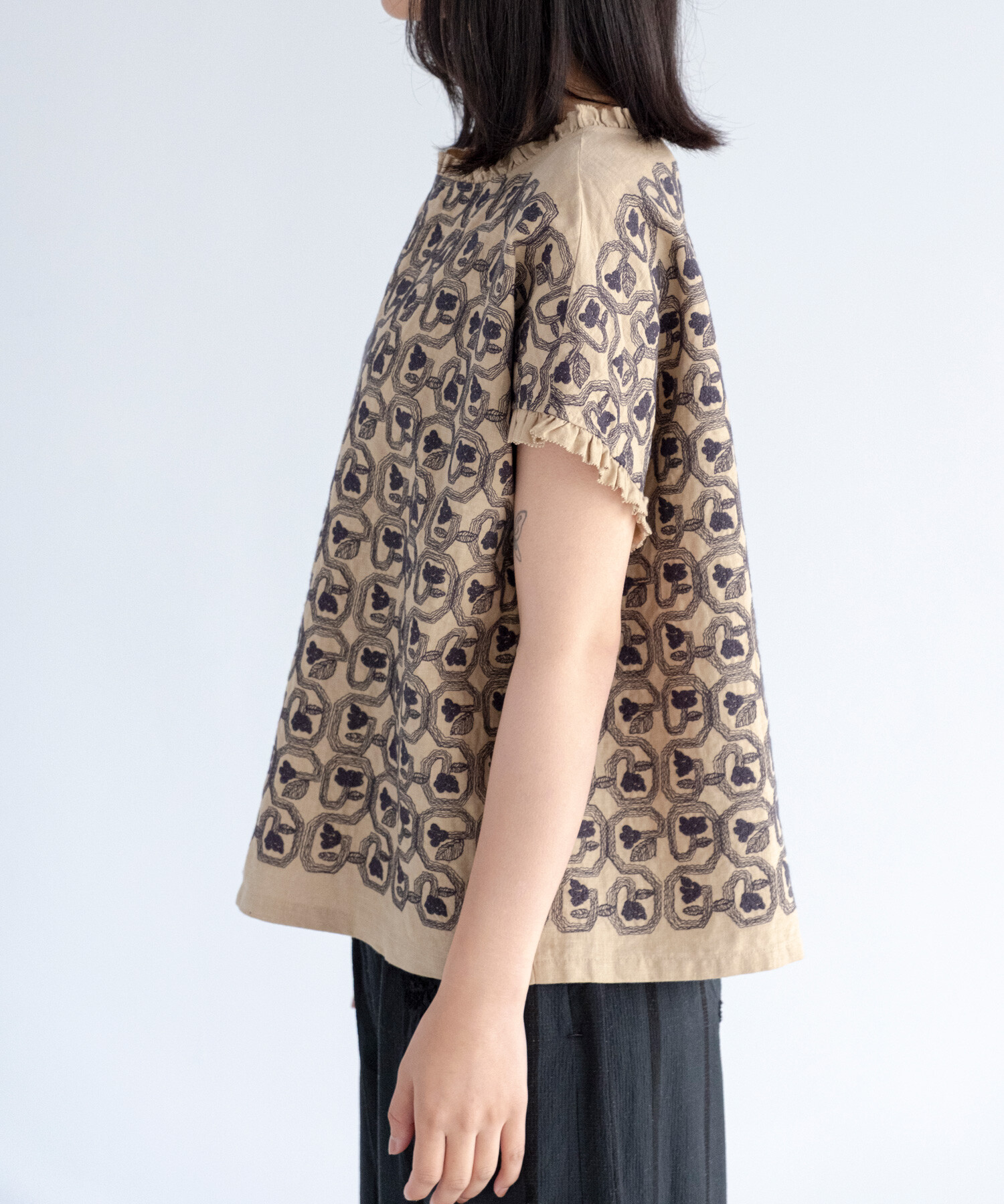 ☆窓花ページです☆ AMBIDEX Store 【予約販売】〇turn flower embroidery フリルブラウス