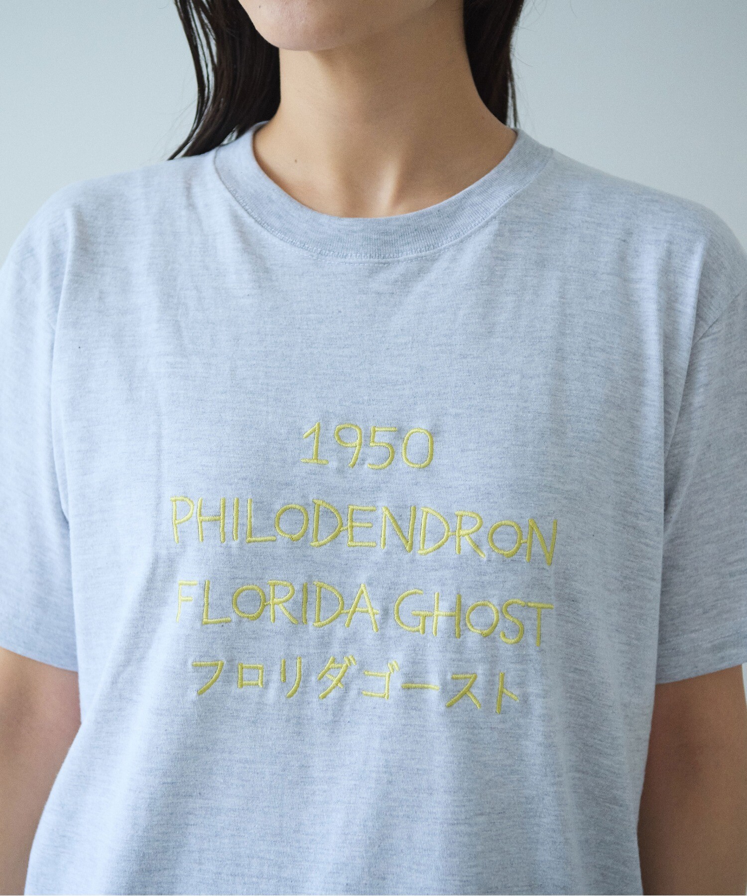 nulelu商品になります。 AMBIDEX Store PHILODENDRON embroidely Tシャツ(F シロ): yuni