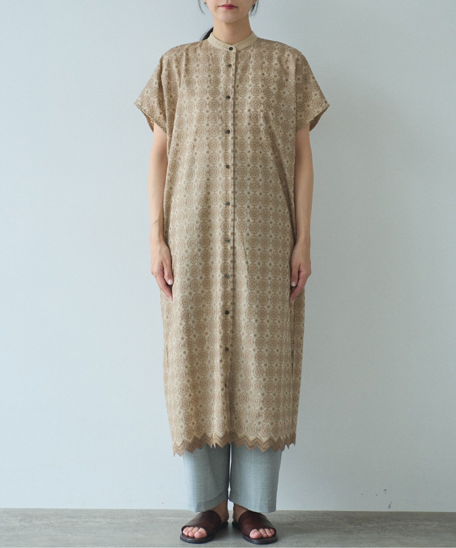 AMBIDEX Store ○単色 スカラップ 刺繍 バック オープン シャツ AMBIDEX Store ○単色 スカラップ 刺繍 バック オープン シャツ
