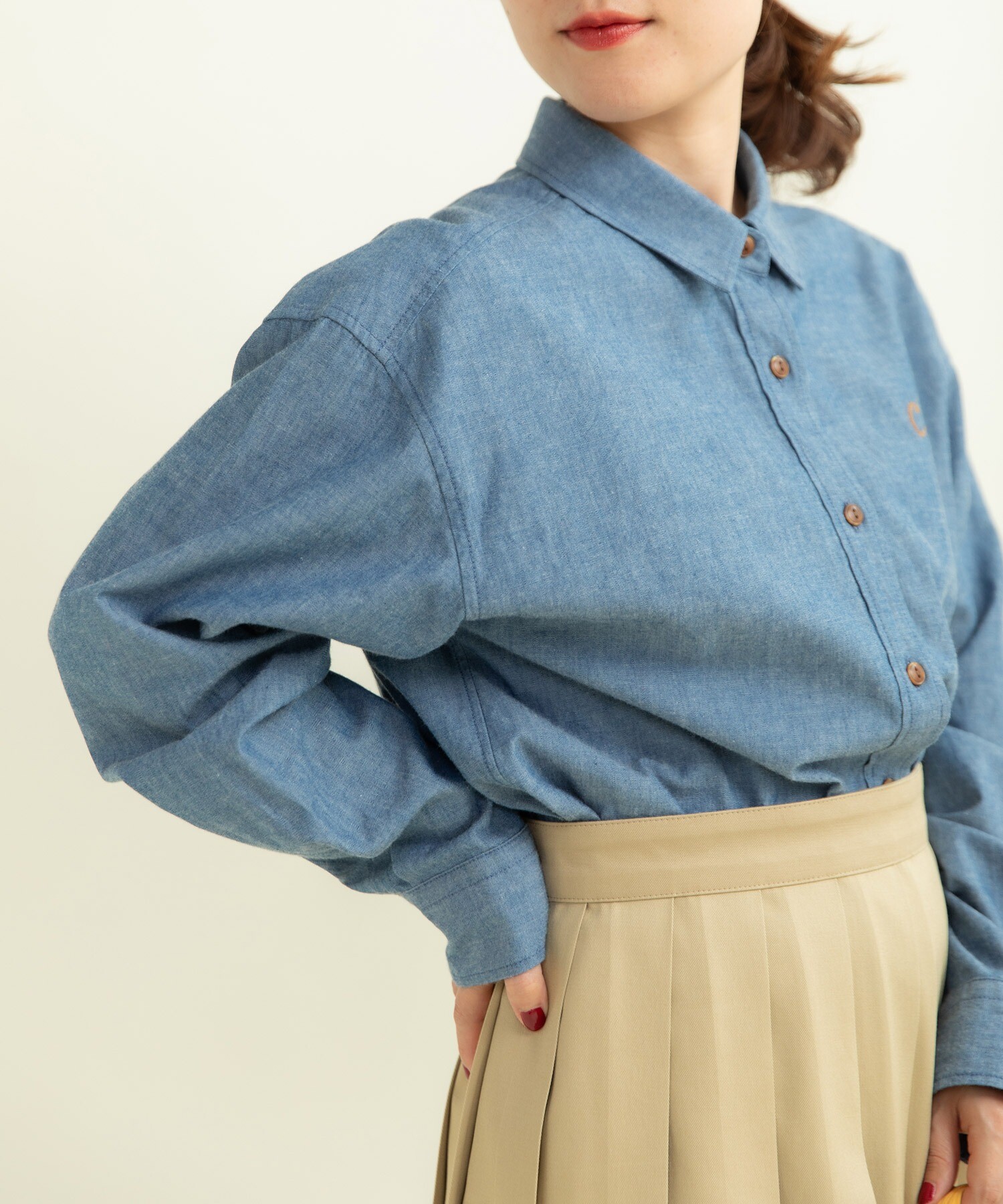 インディゴシャンブレー チェーン風刺繍シャツ