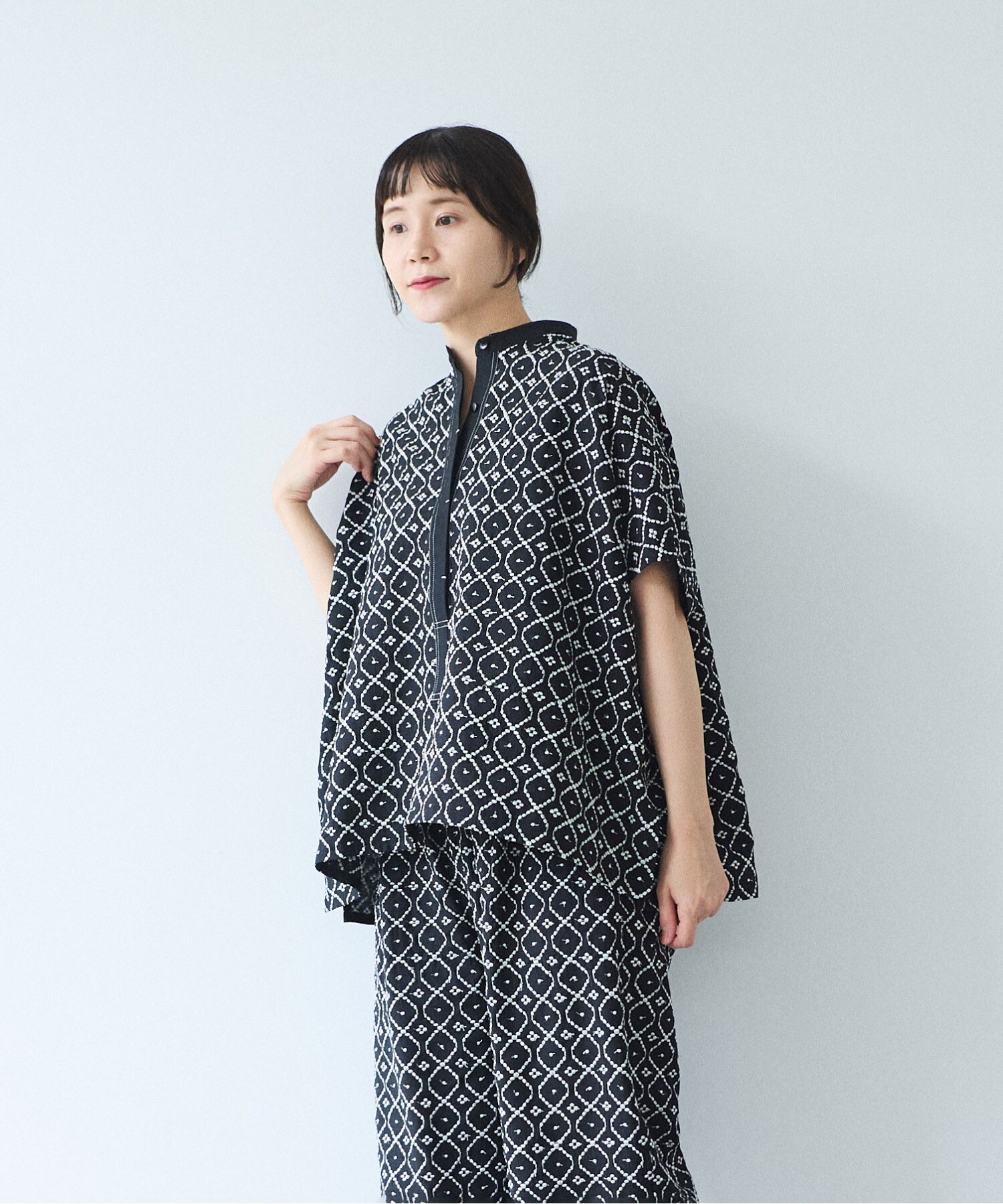 AMBIDEX Store 単色刺繍 squareブラウス (F クロ): yuni