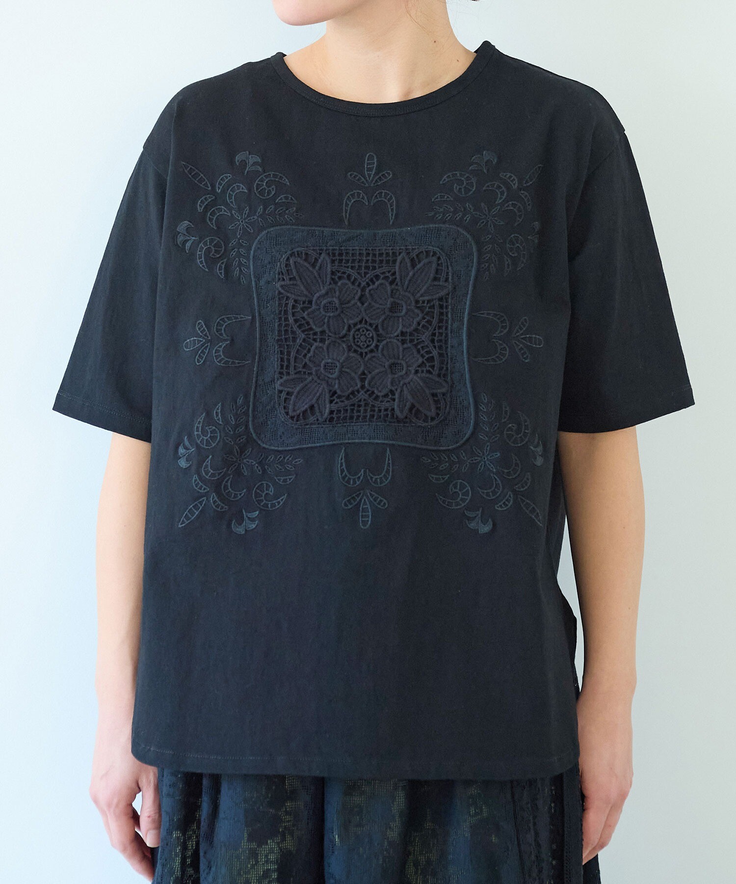 刺繍と時計プリントが施されたオースティンコットンTシャツ Firsthand/オーガニックコットン アニマル刺繍プリントTシャツ