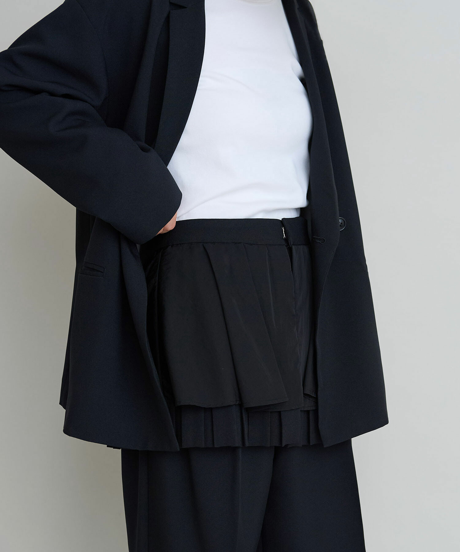 【関税込み】ALAIA ブラック ドレープ ミニスカート ALAÏA: ブラック ドレープ ミニスカート | SSENSE 日本