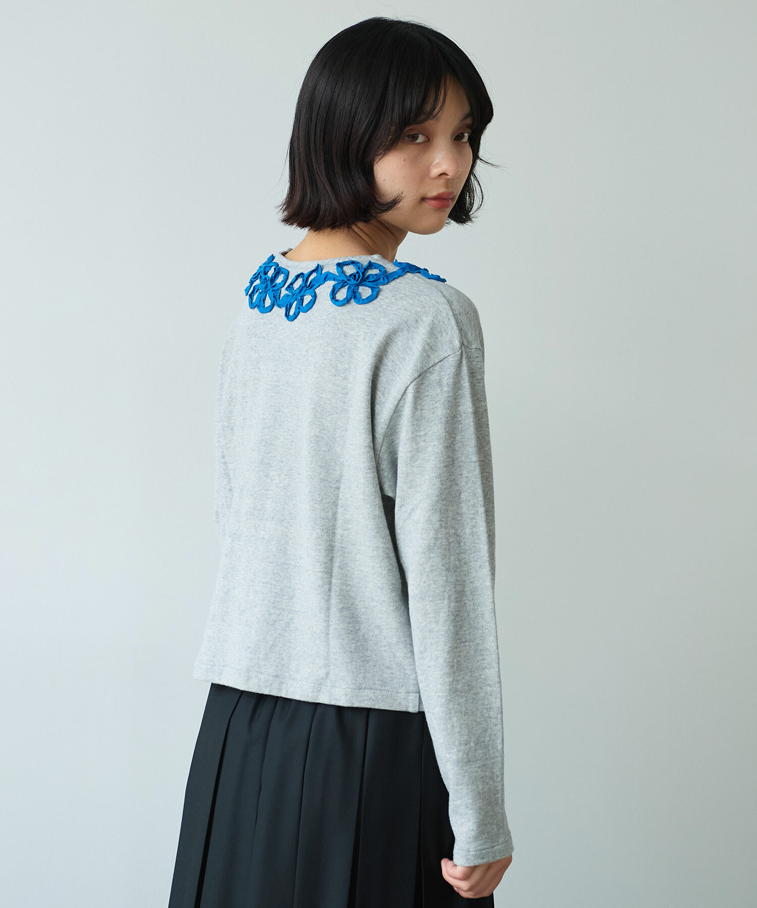 AMBIDEX Store 〇 くるくるはなテープ刺繍 プルオーバー(F クロ