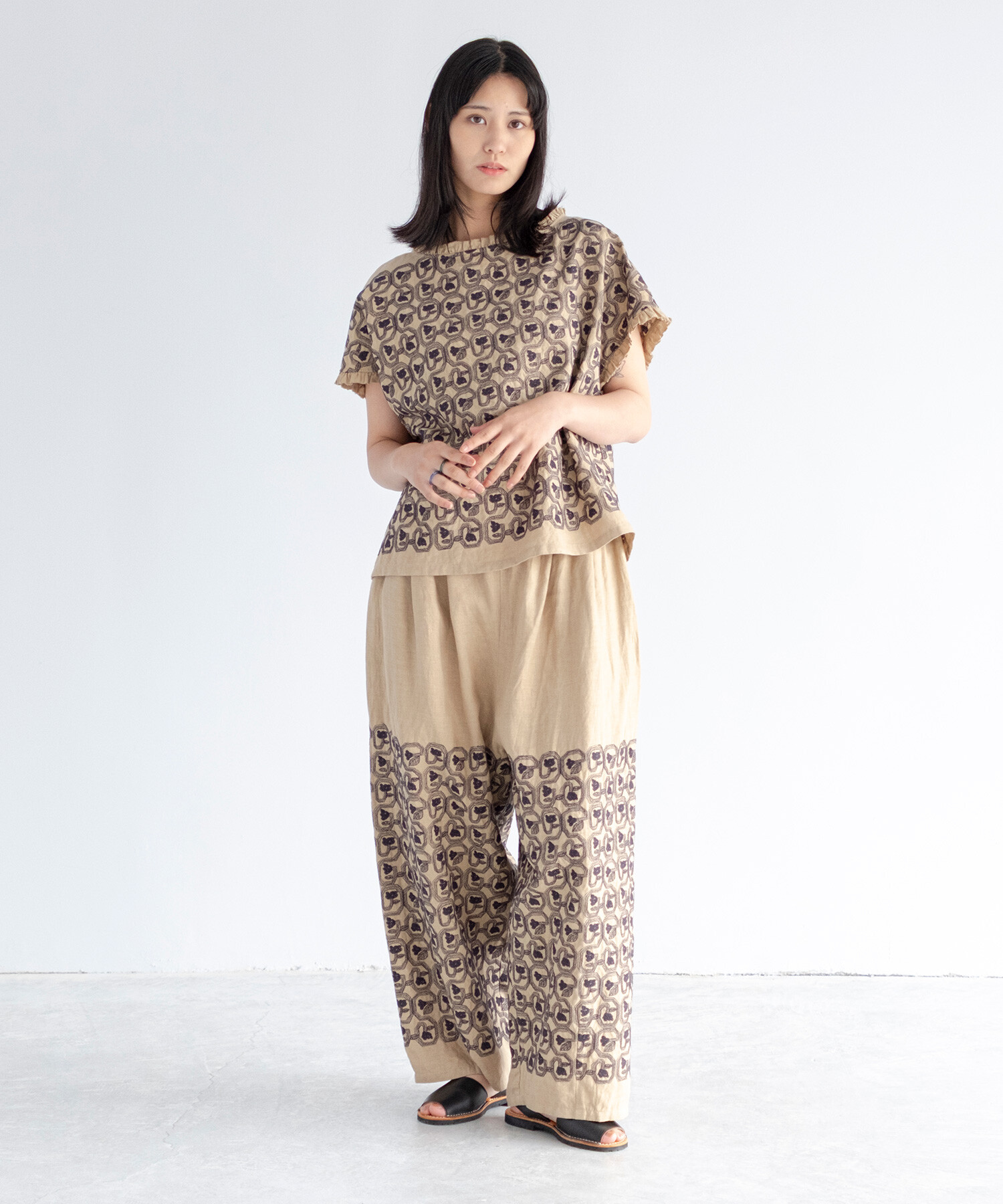 AMBIDEX Store 【予約販売】〇turn flower embroidery カーブパンツ(F