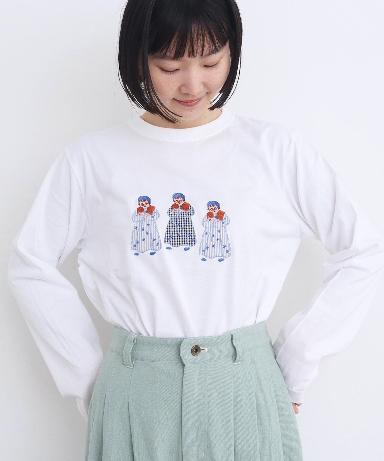 AMBIDEX Store ○アップリケ刺繍 おばあちゃんとねこT(F グレー AMBIDEX Store ○アップリケ刺繍 おばあちゃんとねこT(F グレー