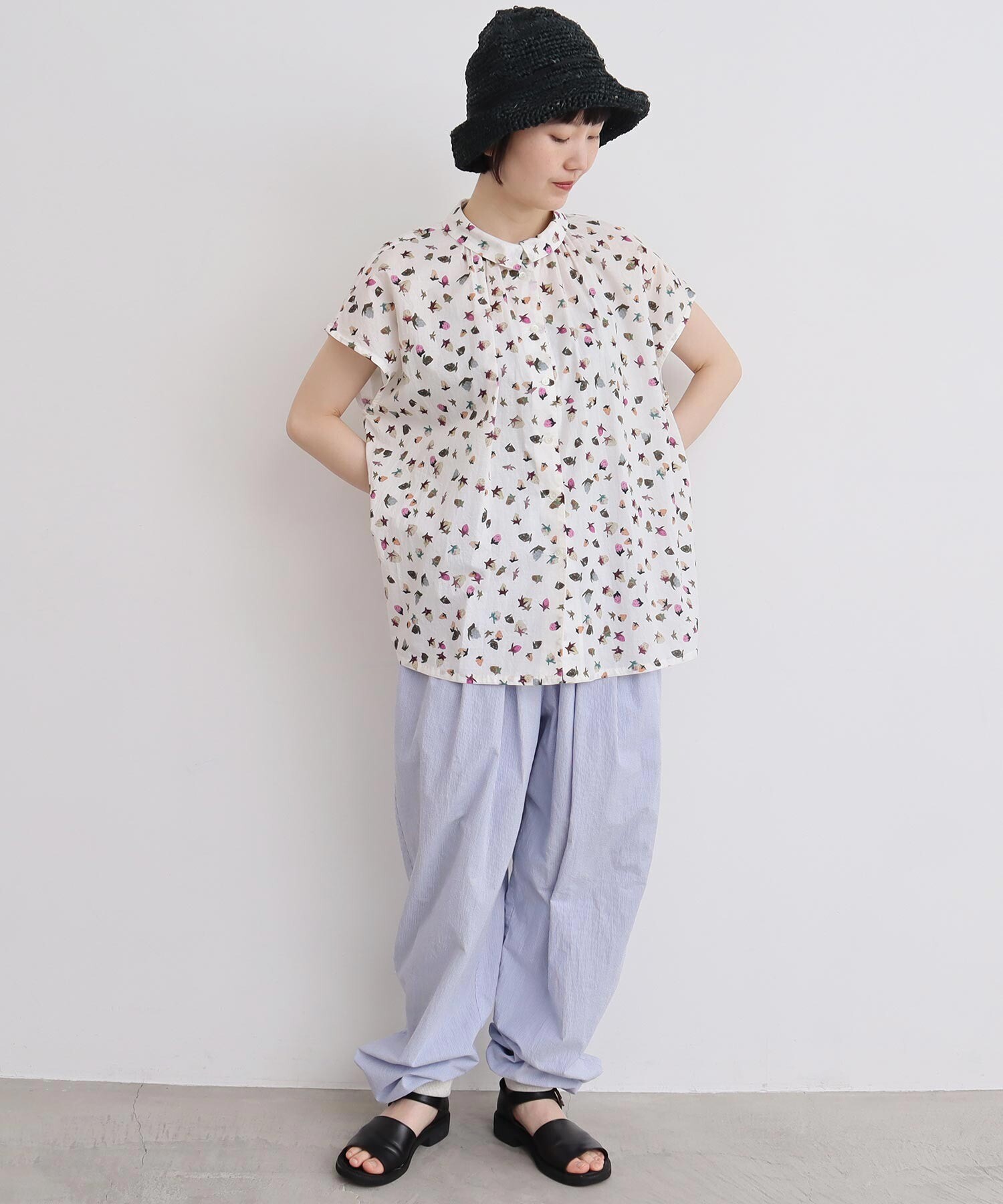 AMBIDEX Store 〇ちぎりいちごプリント フレンチブラウス(F クロ AMBIDEX Store 〇ちぎりいちごプリント フレンチブラウス(F クロ