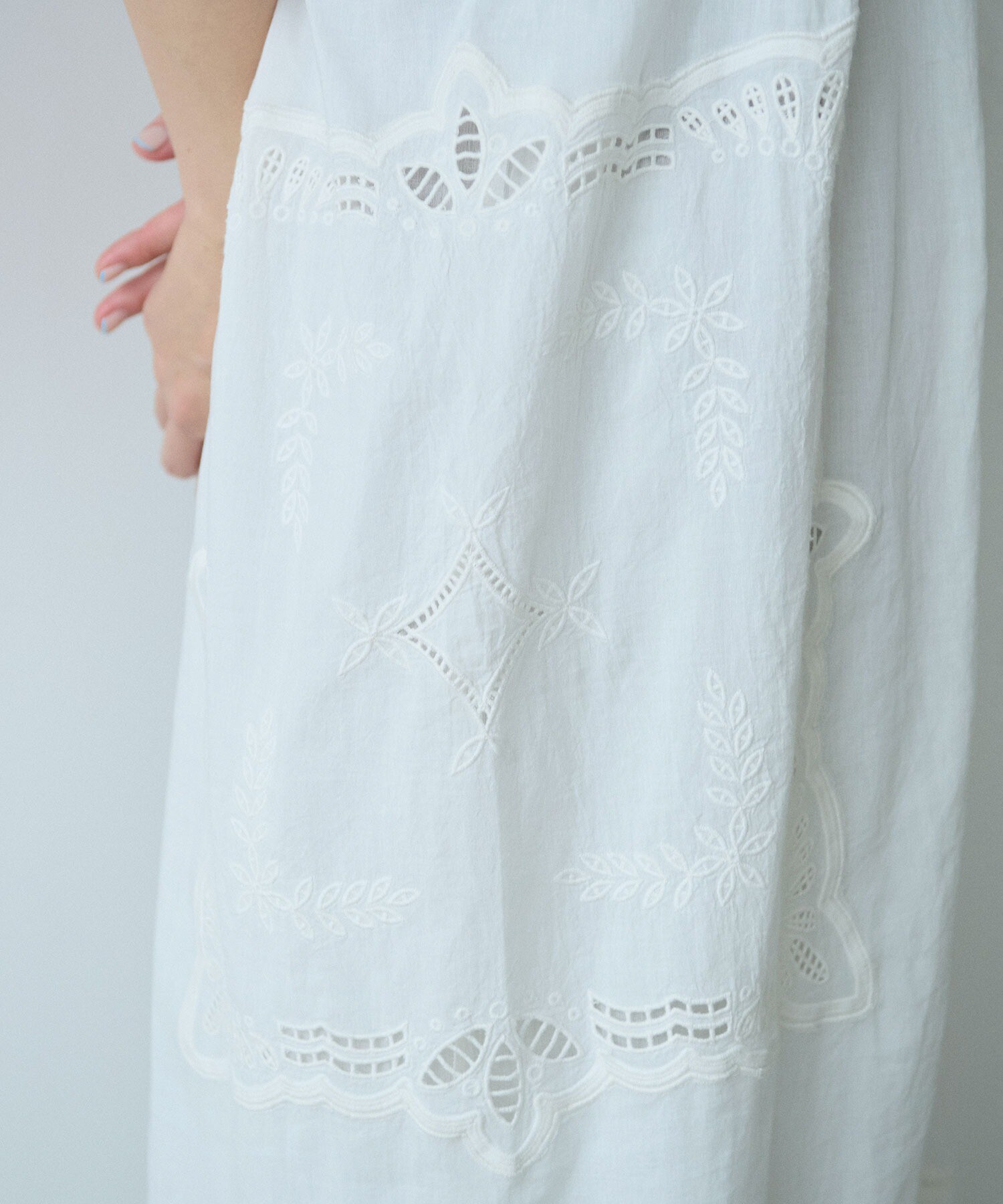 AMBIDEX Store ○カットワーク刺繍 ジャンパースカート(F シロ