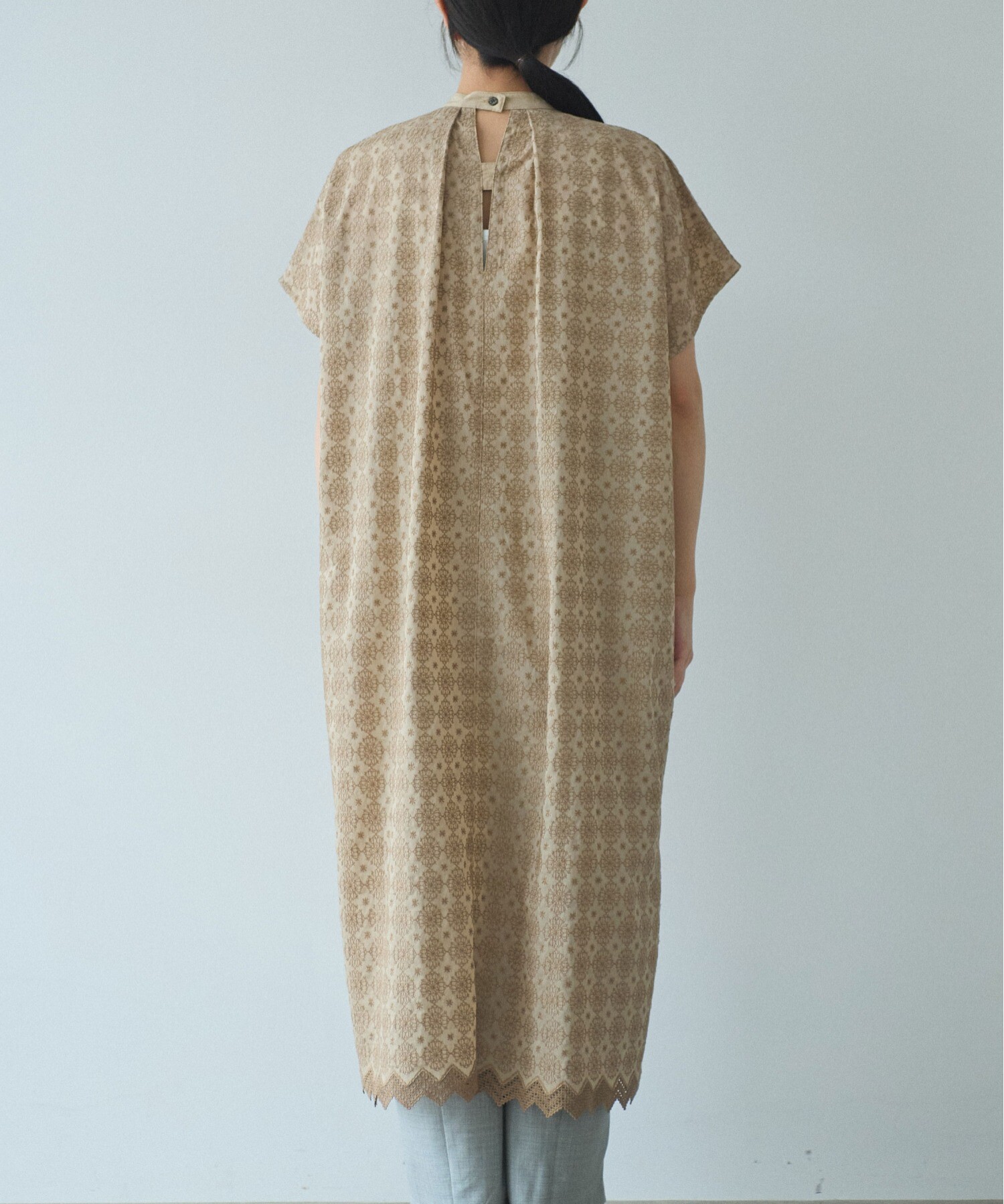 AMBIDEX Store ○単色 スカラップ 刺繍 バック オープン シャツ AMBIDEX Store ○単色 スカラップ 刺繍 バック オープン シャツ