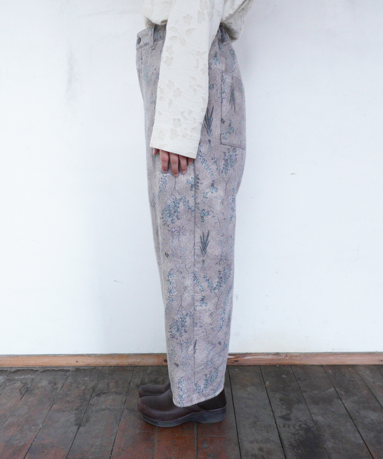 AMBIDEX Store 〇old letter flowers カーブパンツ(F ベージュ): FLAT