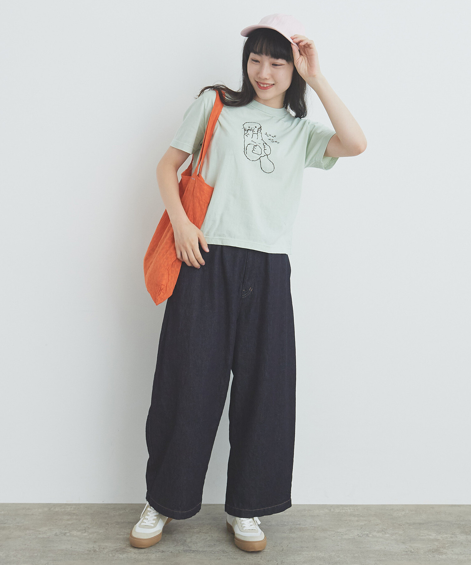 AMBIDEX Store ○ラッコ刺繍 Tシャツ(F シロ): bulle de savon