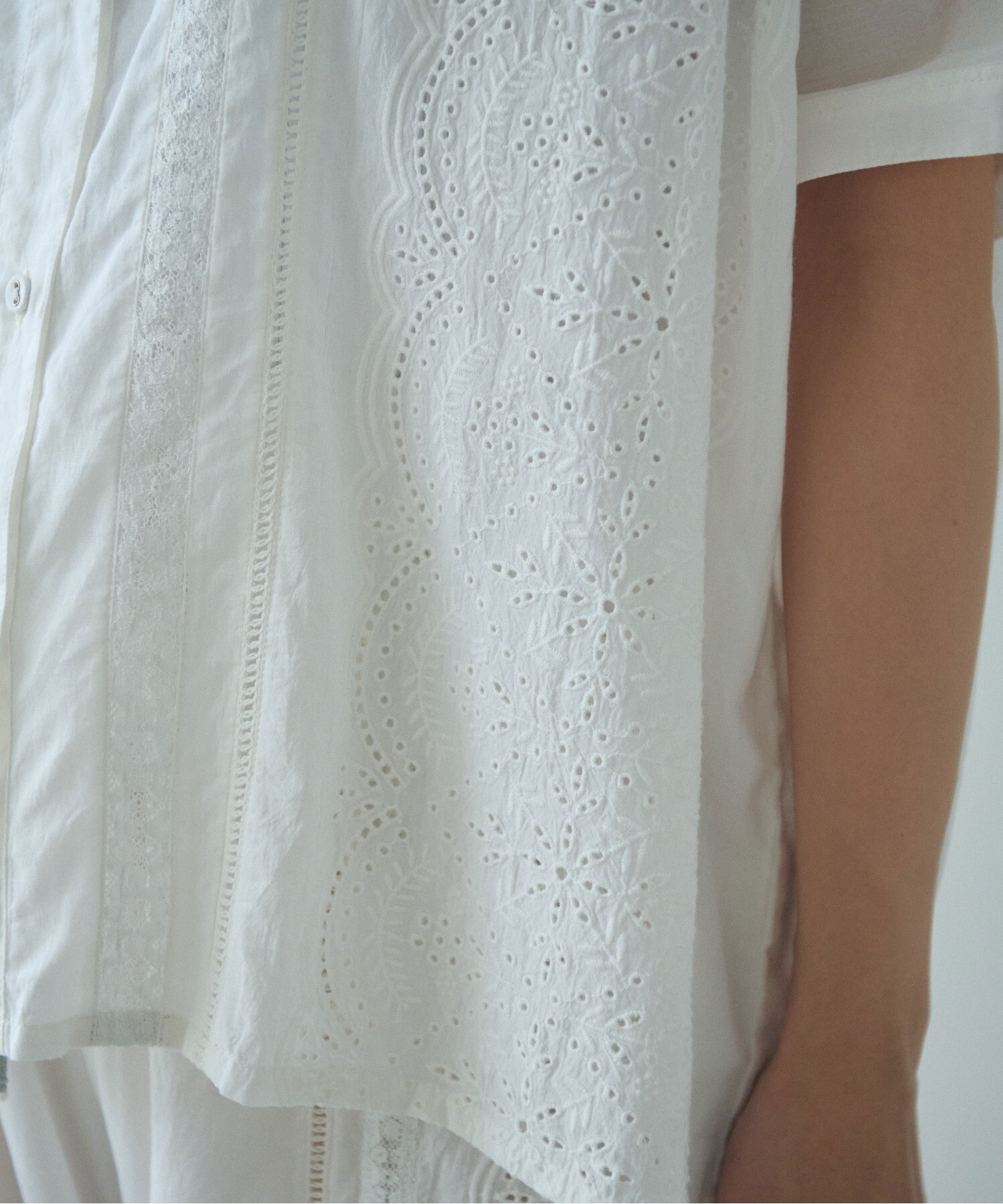 AMBIDEX Store ○カットワーク 刺繍 スクエアブラウス(F シロ): yuni