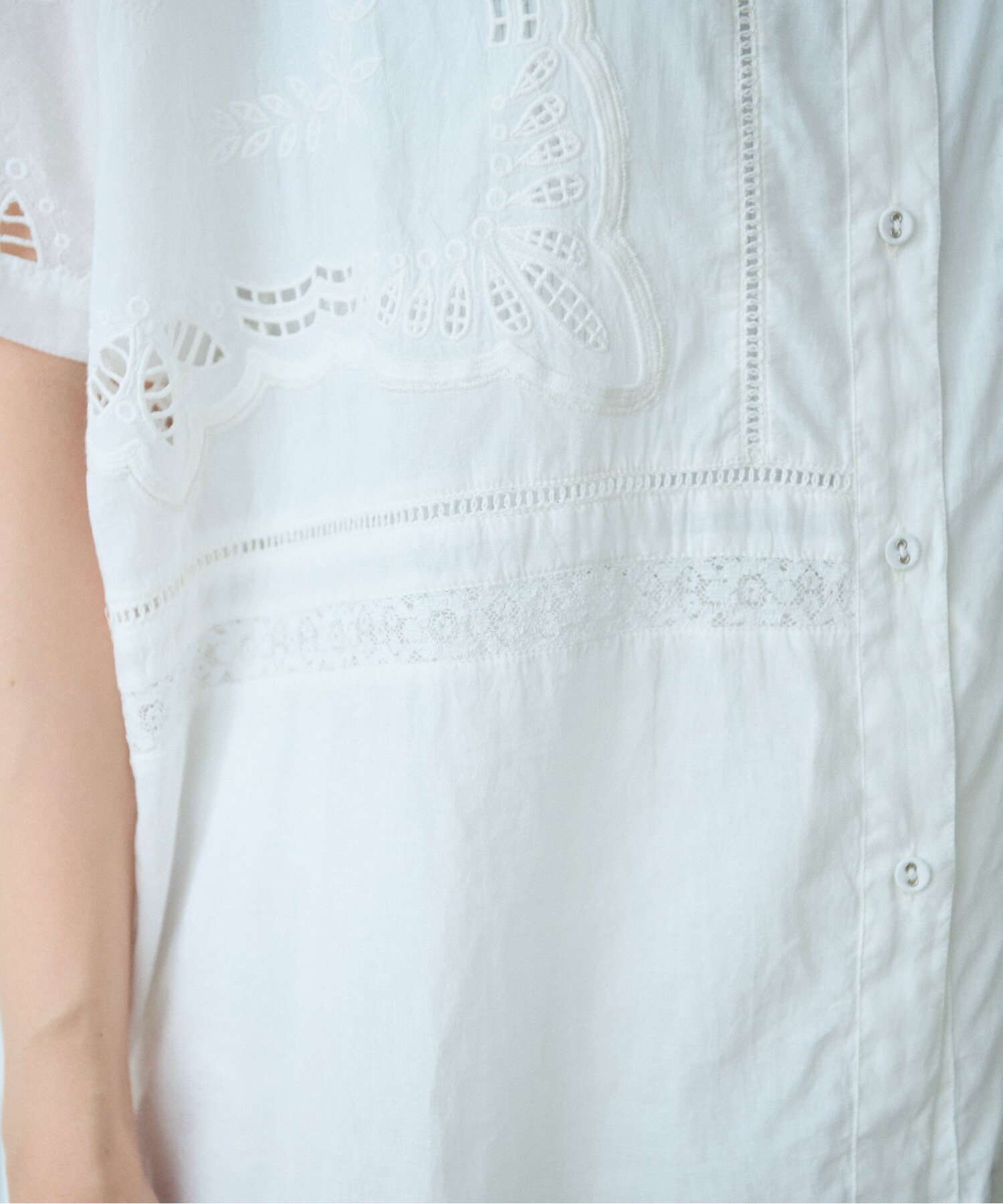 AMBIDEX Store ○カットワーク 刺繍 スクエアブラウス(F シロ): yuni