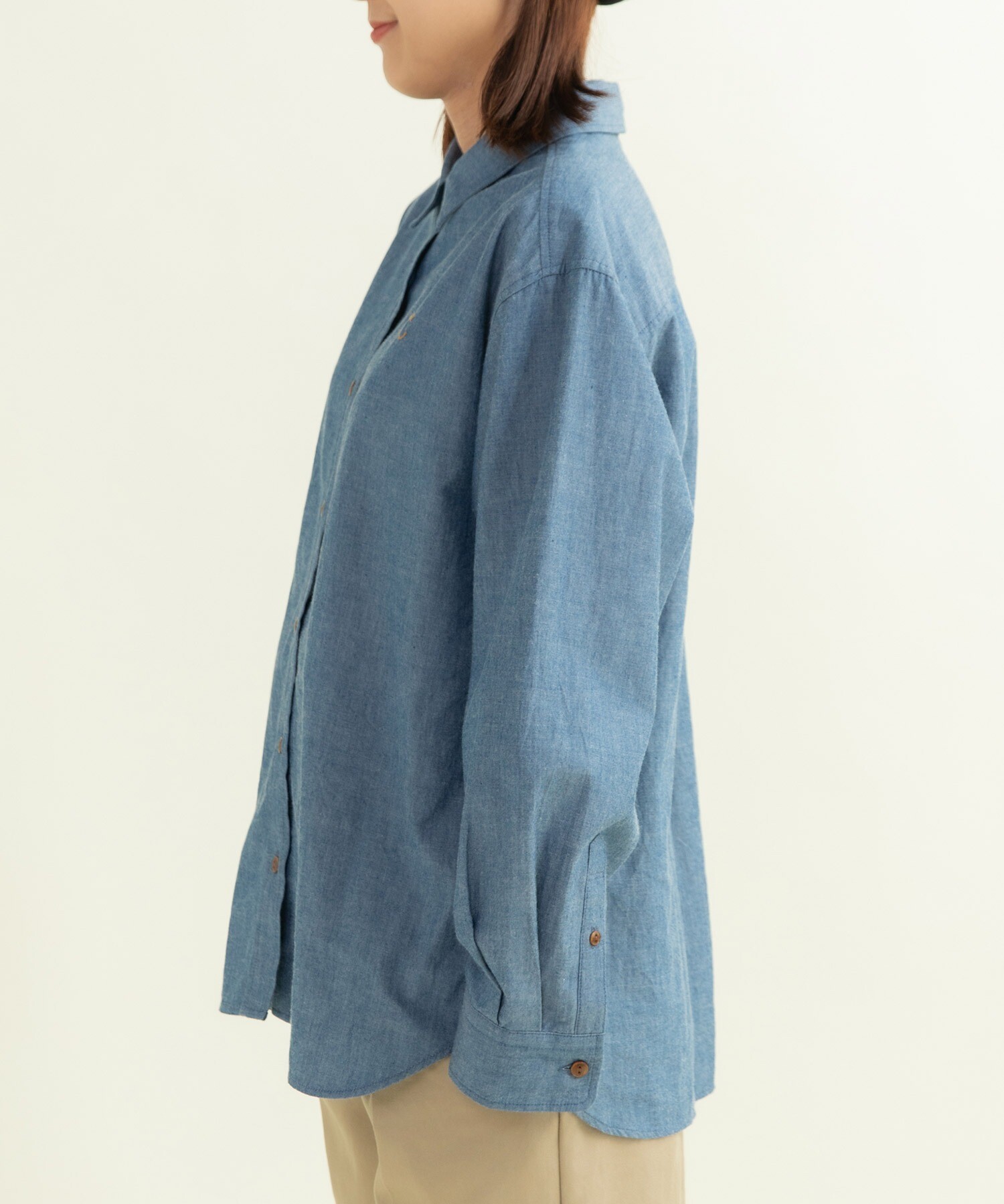 インディゴシャンブレー チェーン風刺繍シャツ