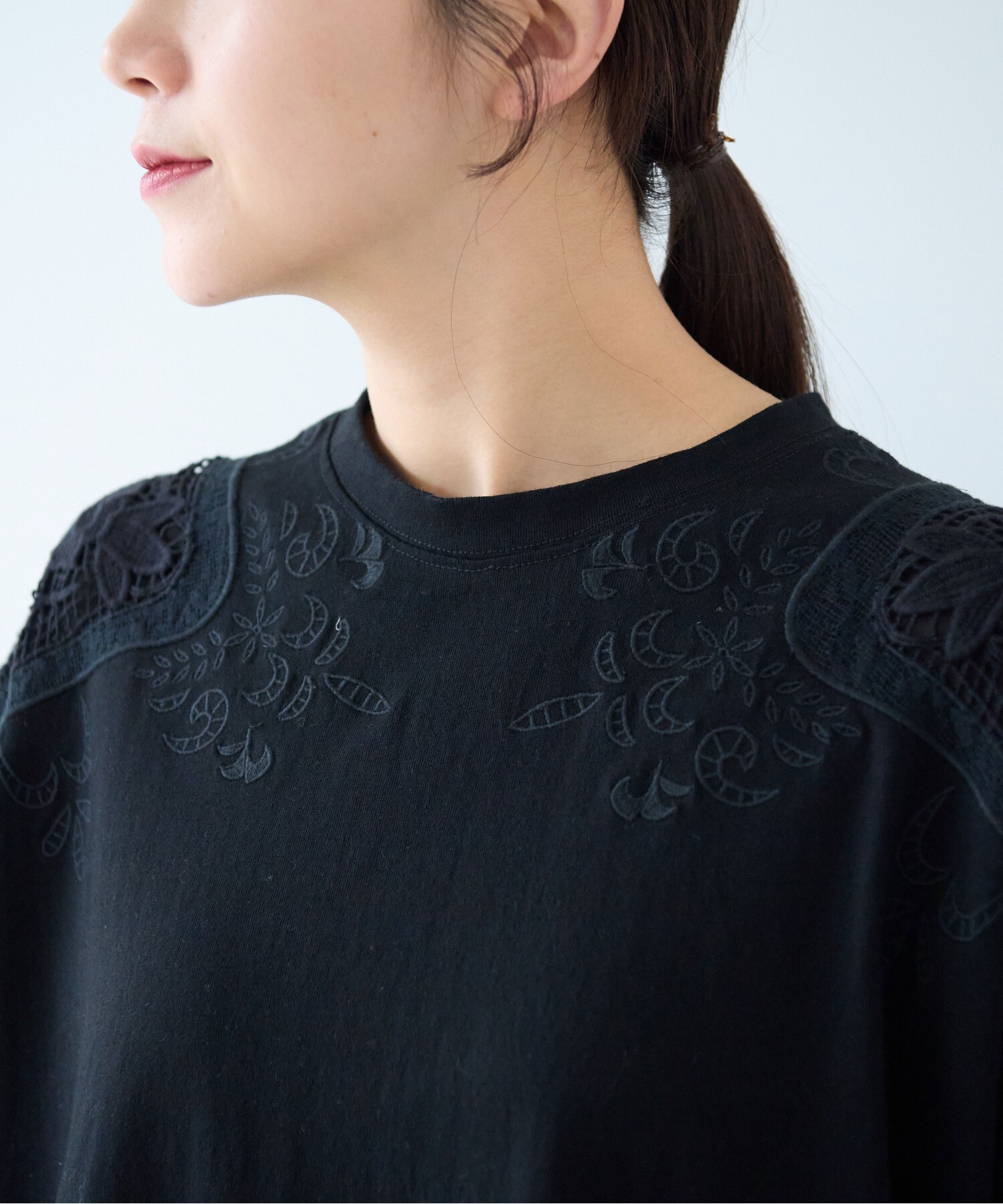美品　シズカコムロ　花刺繍レース　シャツボタンワンピース　袖レース　ブラック baf321bc1103c28b4adbdec6e53077