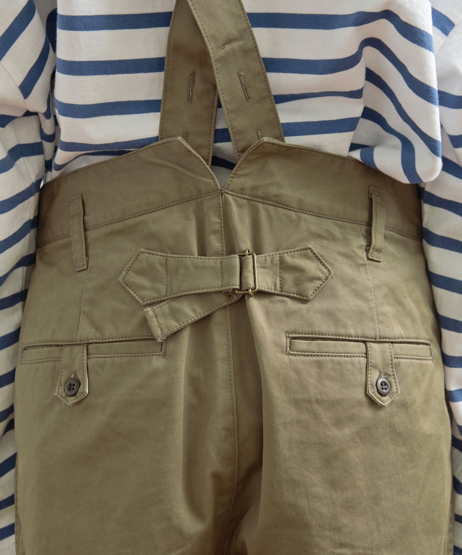 ※ベルトループの角度が真っ直ぐになります。スリット下に同色のカンヌキが入ります。