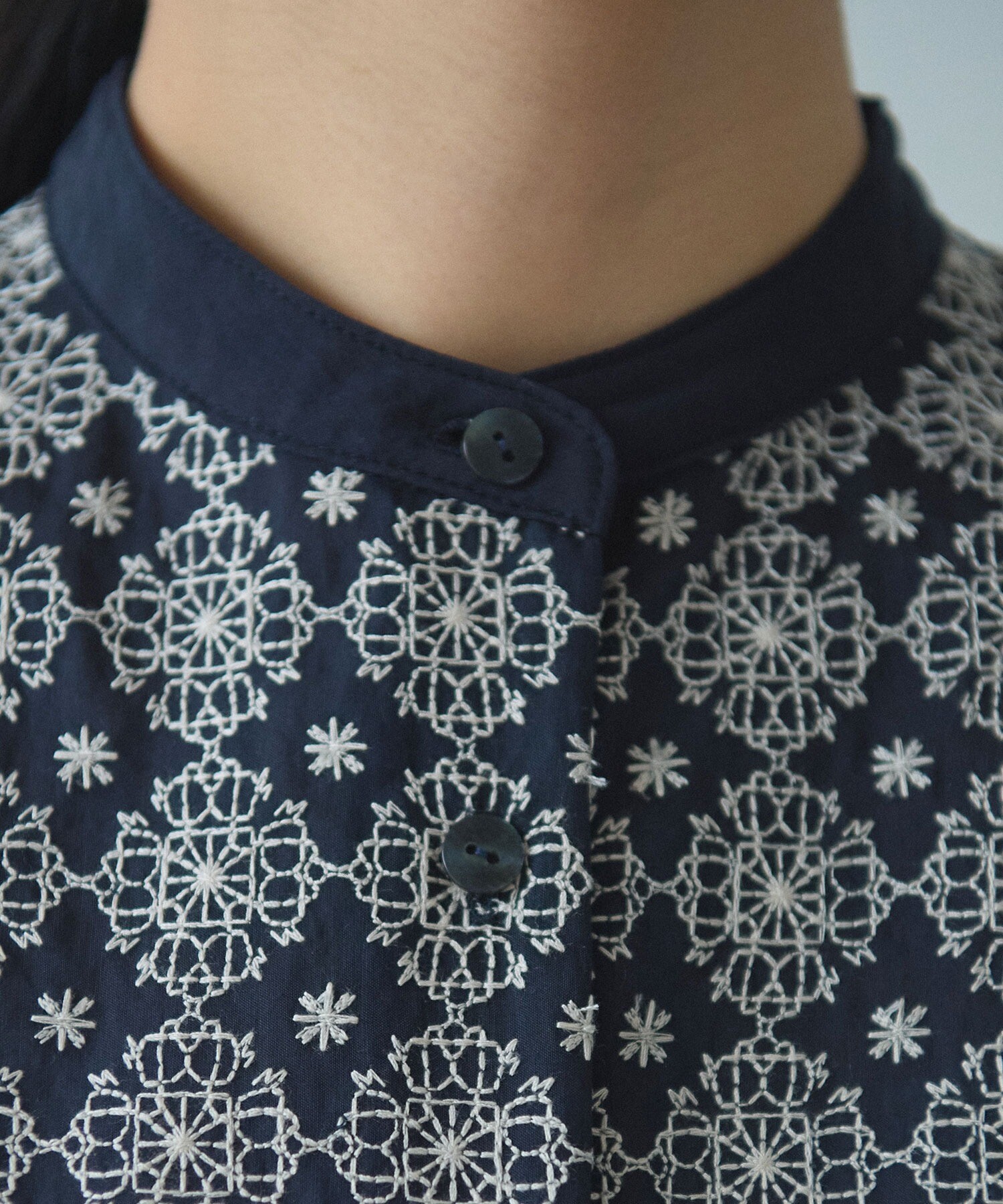 AMBIDEX Store ○単色スカラップ刺繍ブラウス(F クロ): yuni AMBIDEX Store ○単色スカラップ刺繍ブラウス(F クロ): yuni