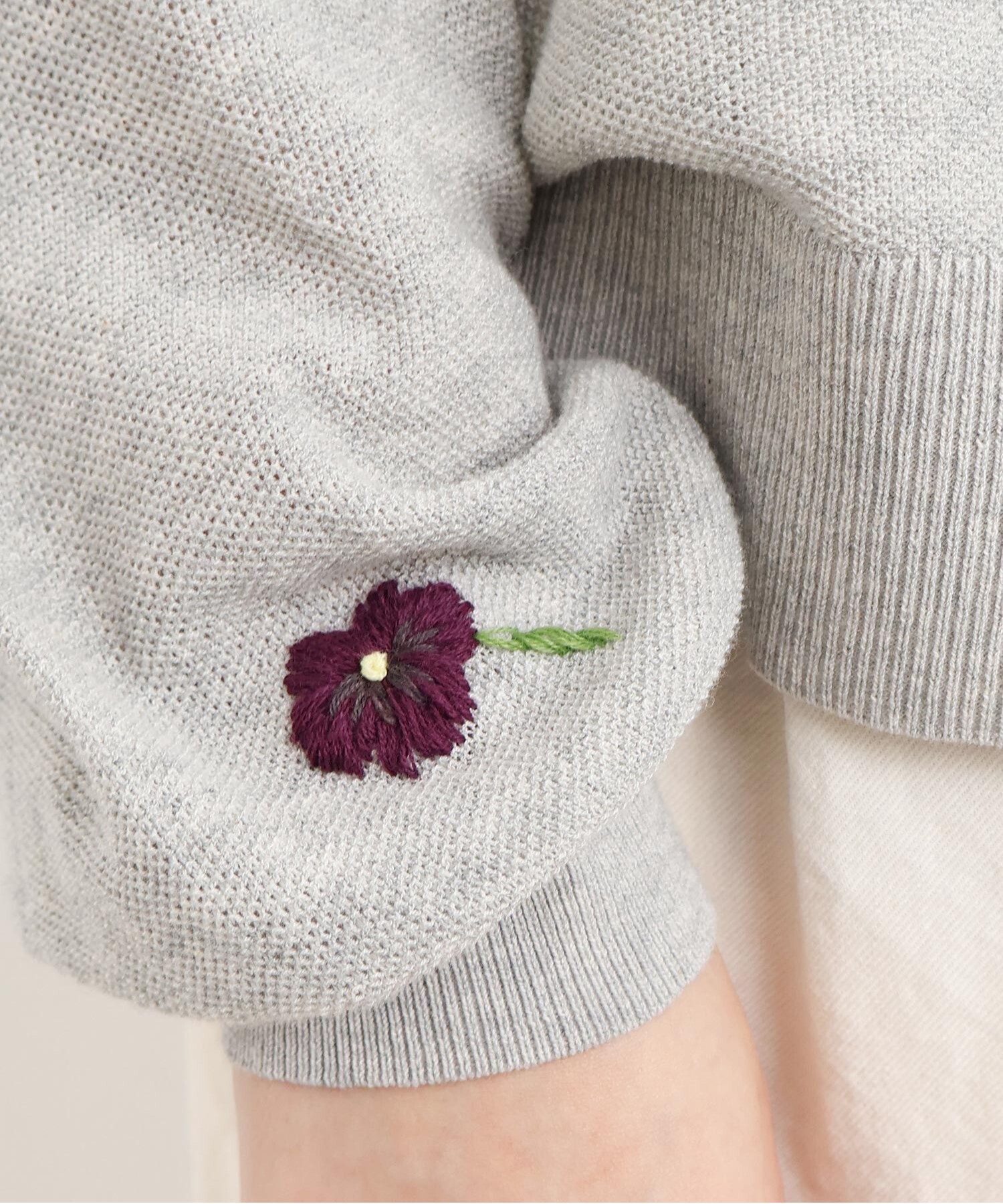 AMBIDEX Store パンジーのお花 ハンド刺繍 襟付きニット(F グレー): l