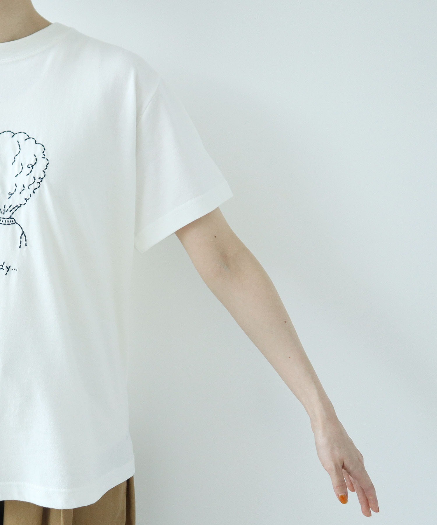 【びぃ】 VARSITY EMBROIDERY TEE / WHITE | ZETA DIVISION STORE