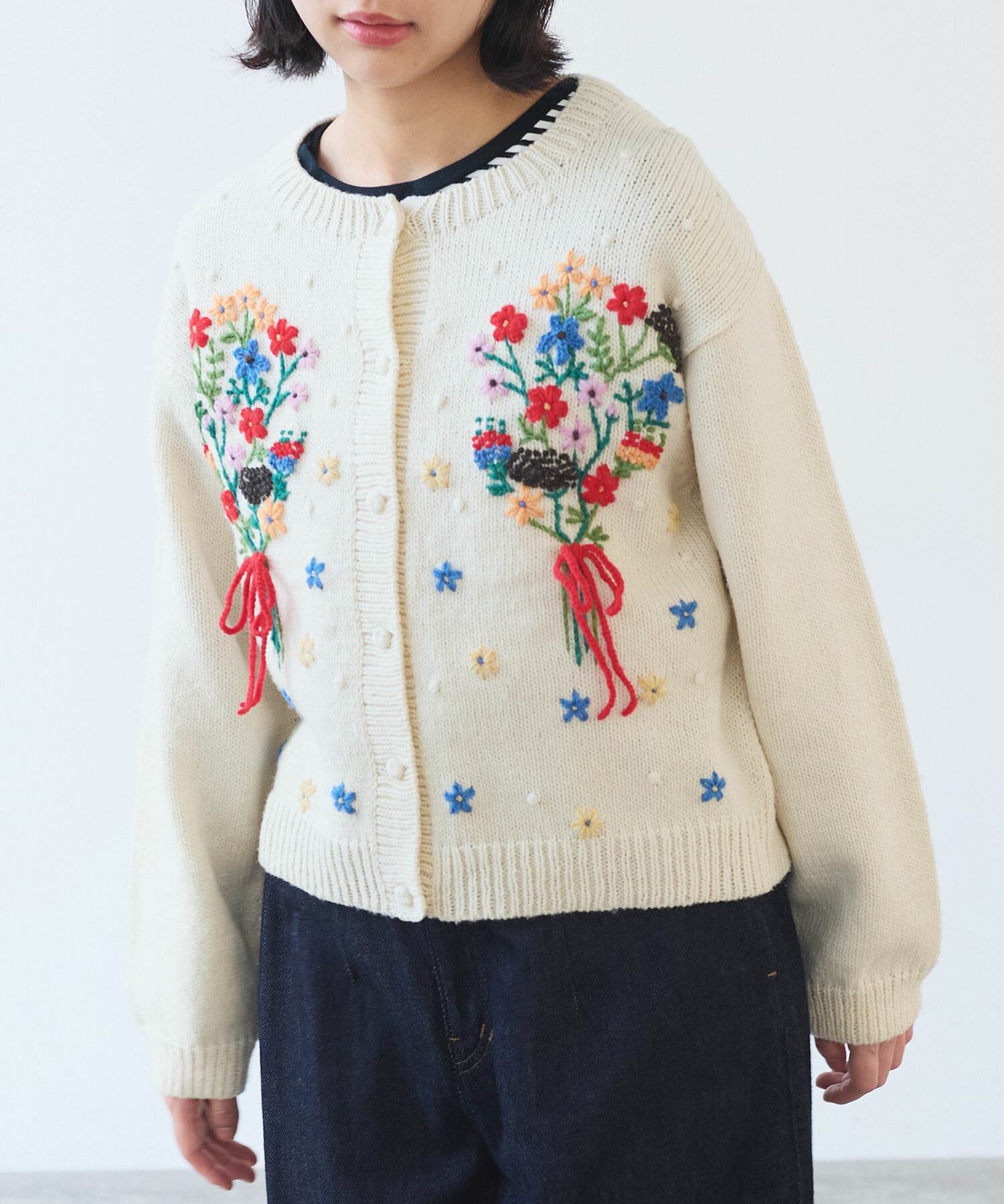 アトリエドゥサボン◎ ネパールハンドニット / リースの材料刺繍　Vカーディガン アトリエドゥサボン◎ ネパールハンドニット / リースの材料刺繍